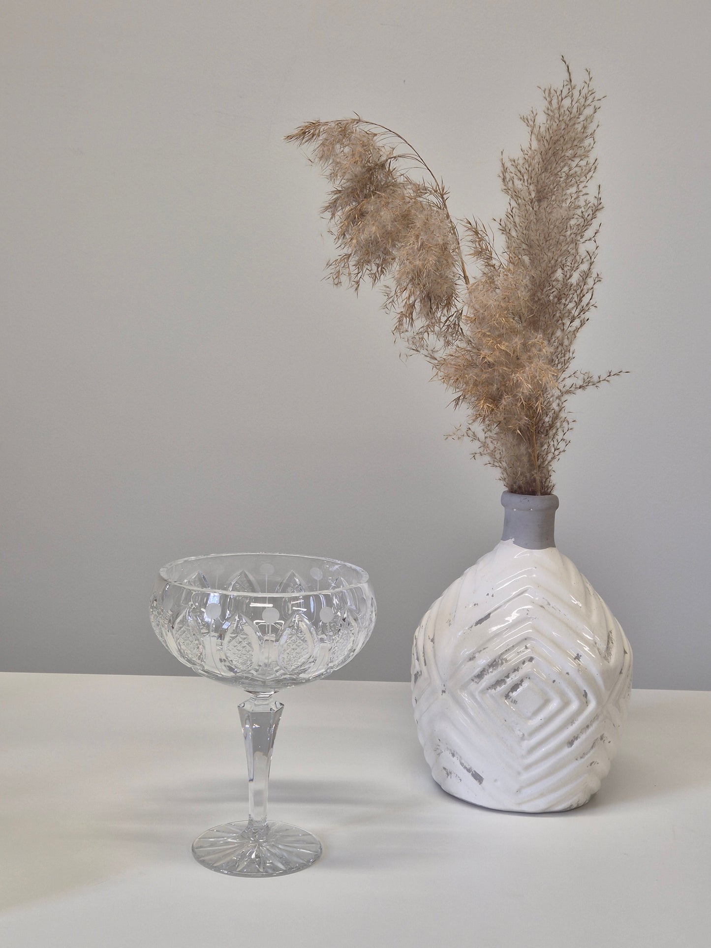 Plat en cristal sur pied vintage avec détails en émail