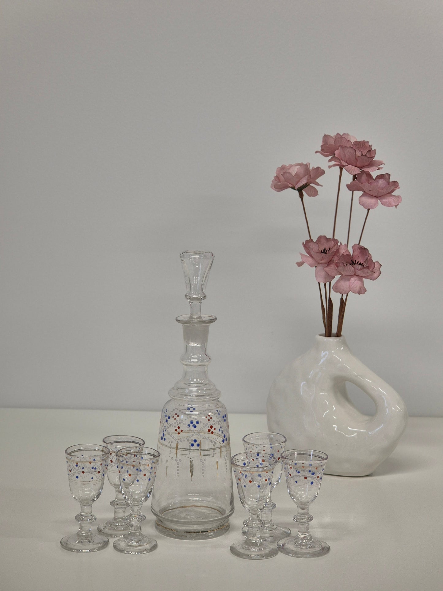 Handbeschilderde antieke karaf en 6 glazen - decoratieve glaswerkset