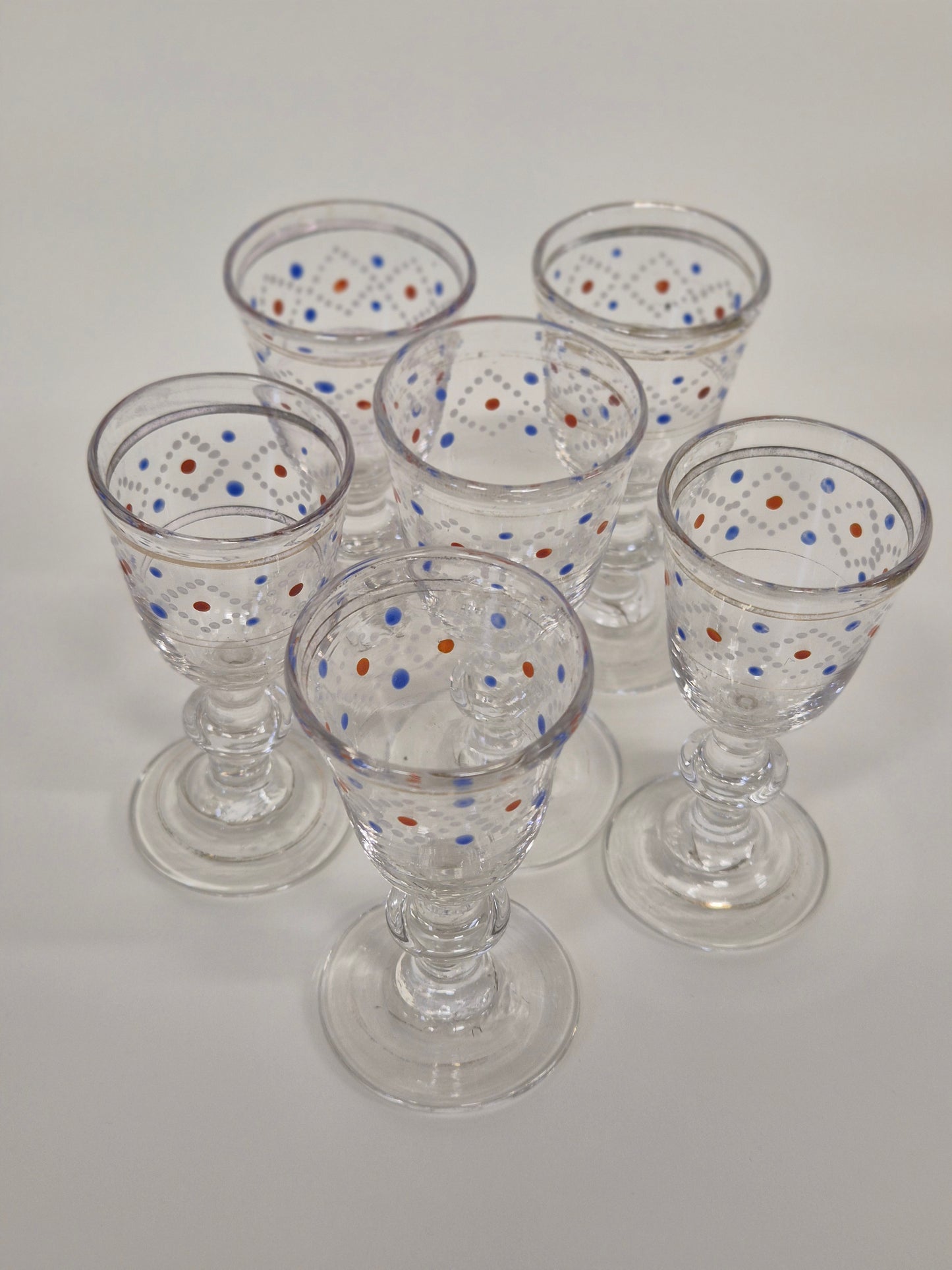 Handbeschilderde antieke karaf en 6 glazen - decoratieve glaswerkset