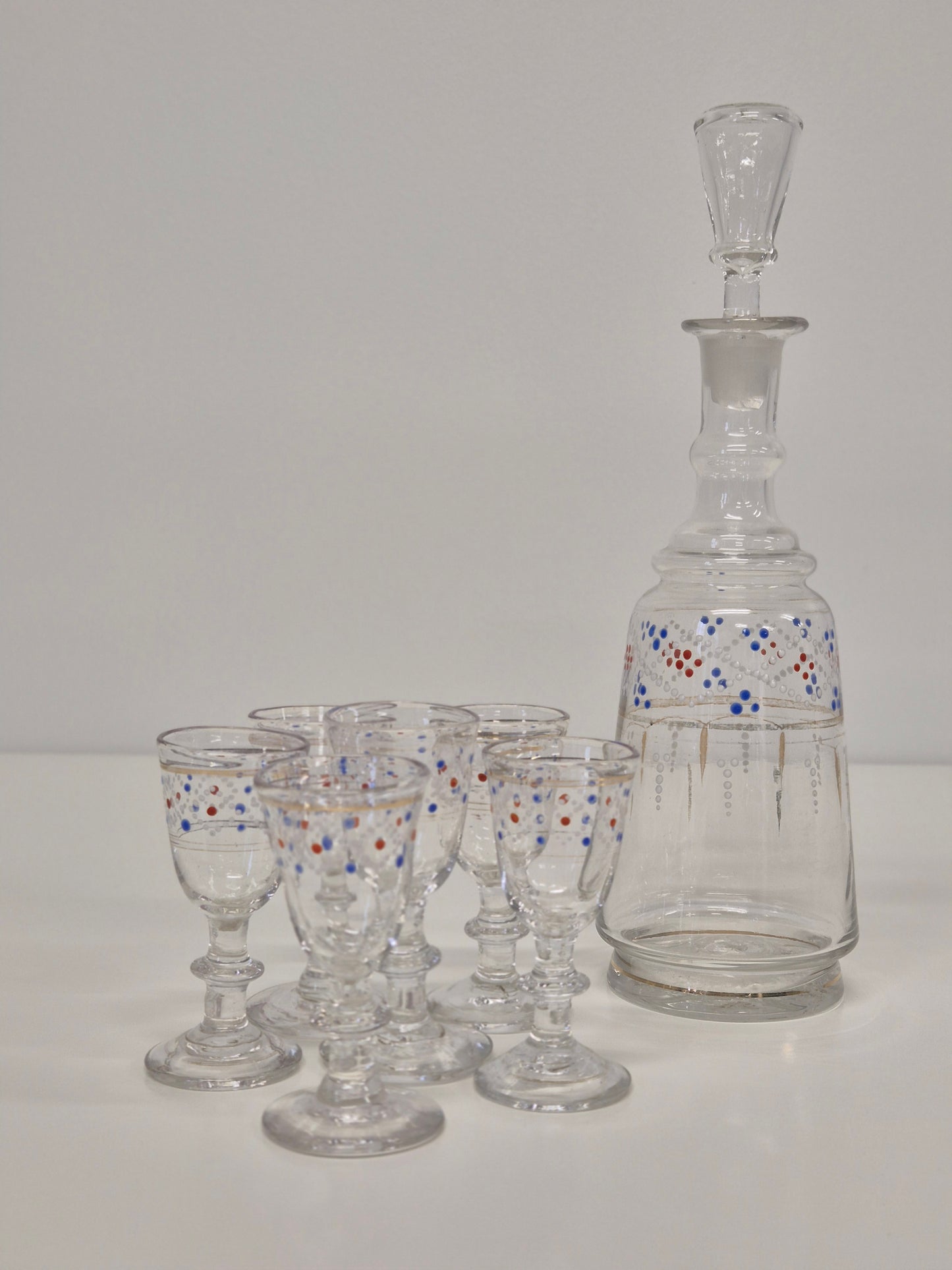 Handbeschilderde antieke karaf en 6 glazen - decoratieve glaswerkset