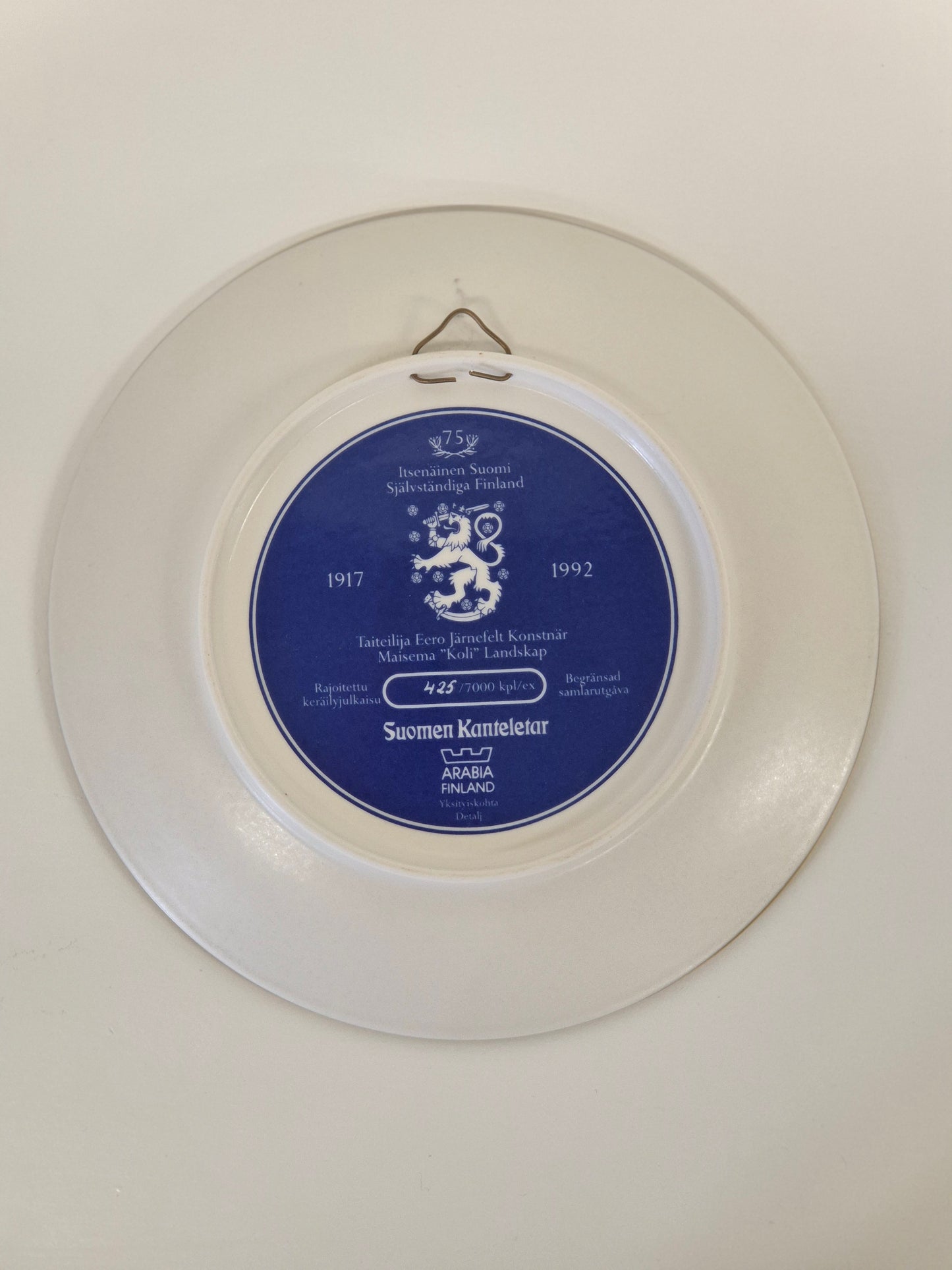 Arabia Itsenäinen Suomi Annual Plate – Collectible Finnish Porcelain