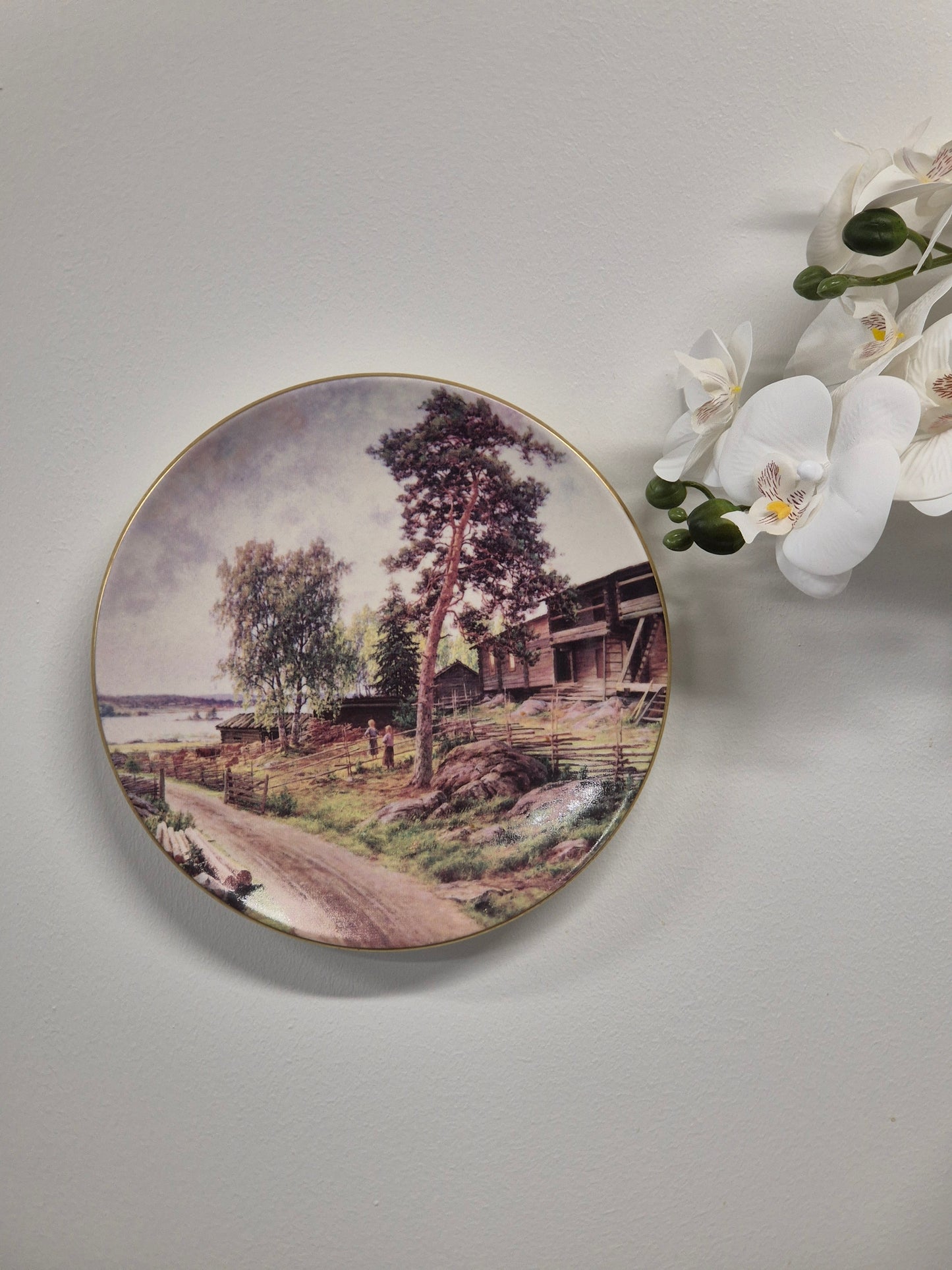 Arabia Itsenäinen Suomi Annual Plate – Collectible Finnish Porcelain