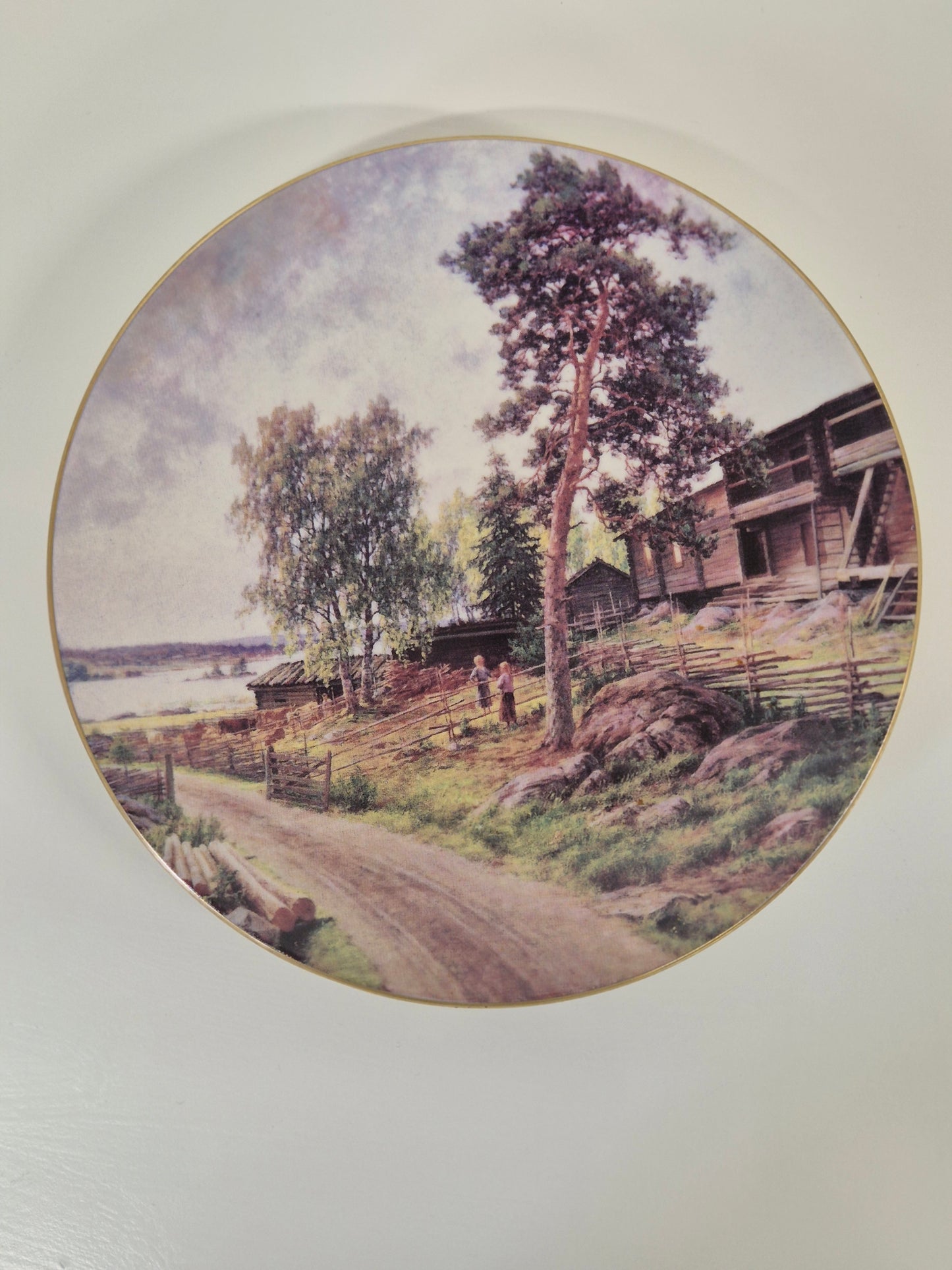 Arabia Itsenäinen Suomi Annual Plate – Collectible Finnish Porcelain