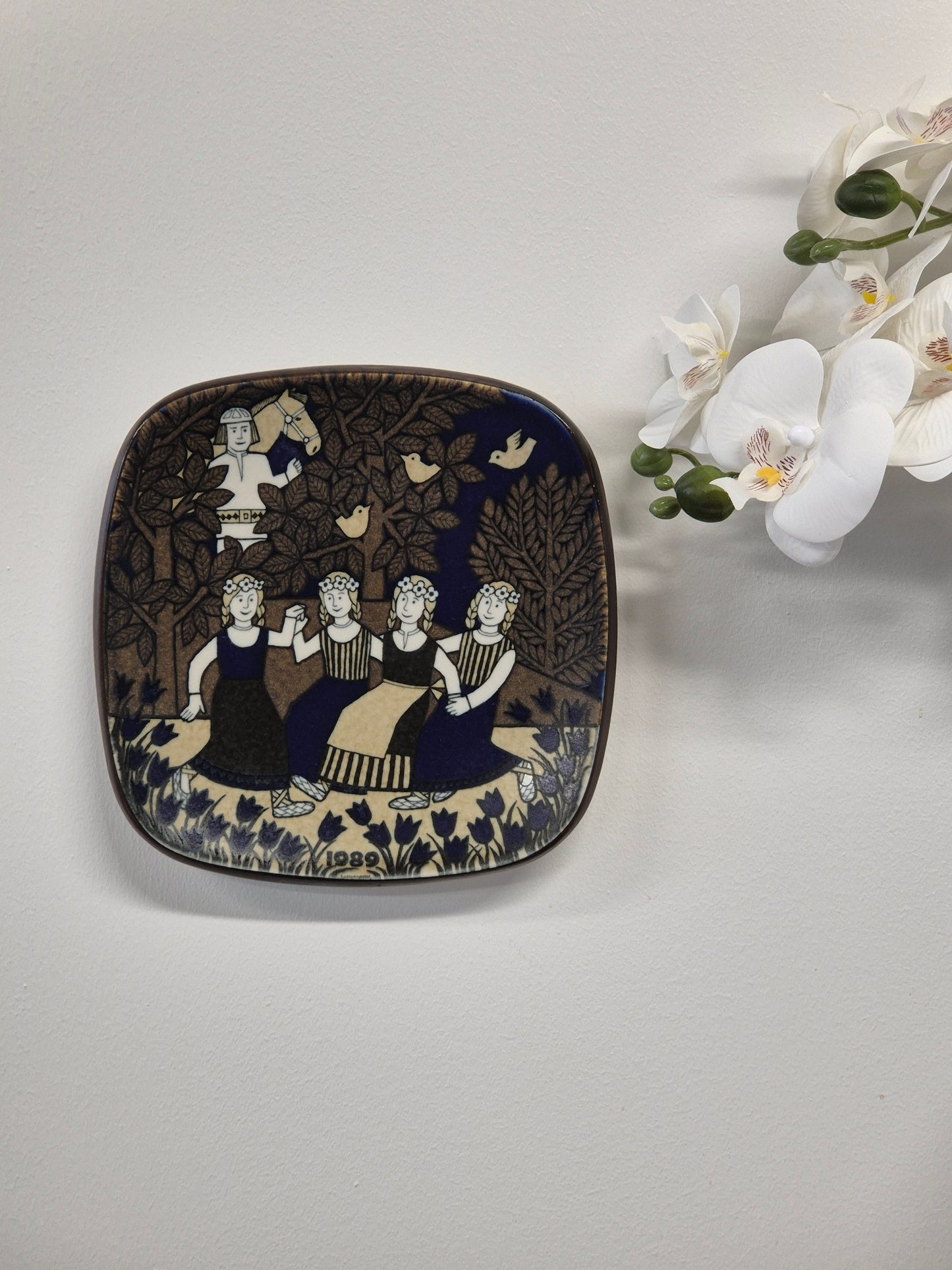 Arabia Kalevala Wall Plate 1989 – “Dance of the Maidens” by Raija Uosikkinen