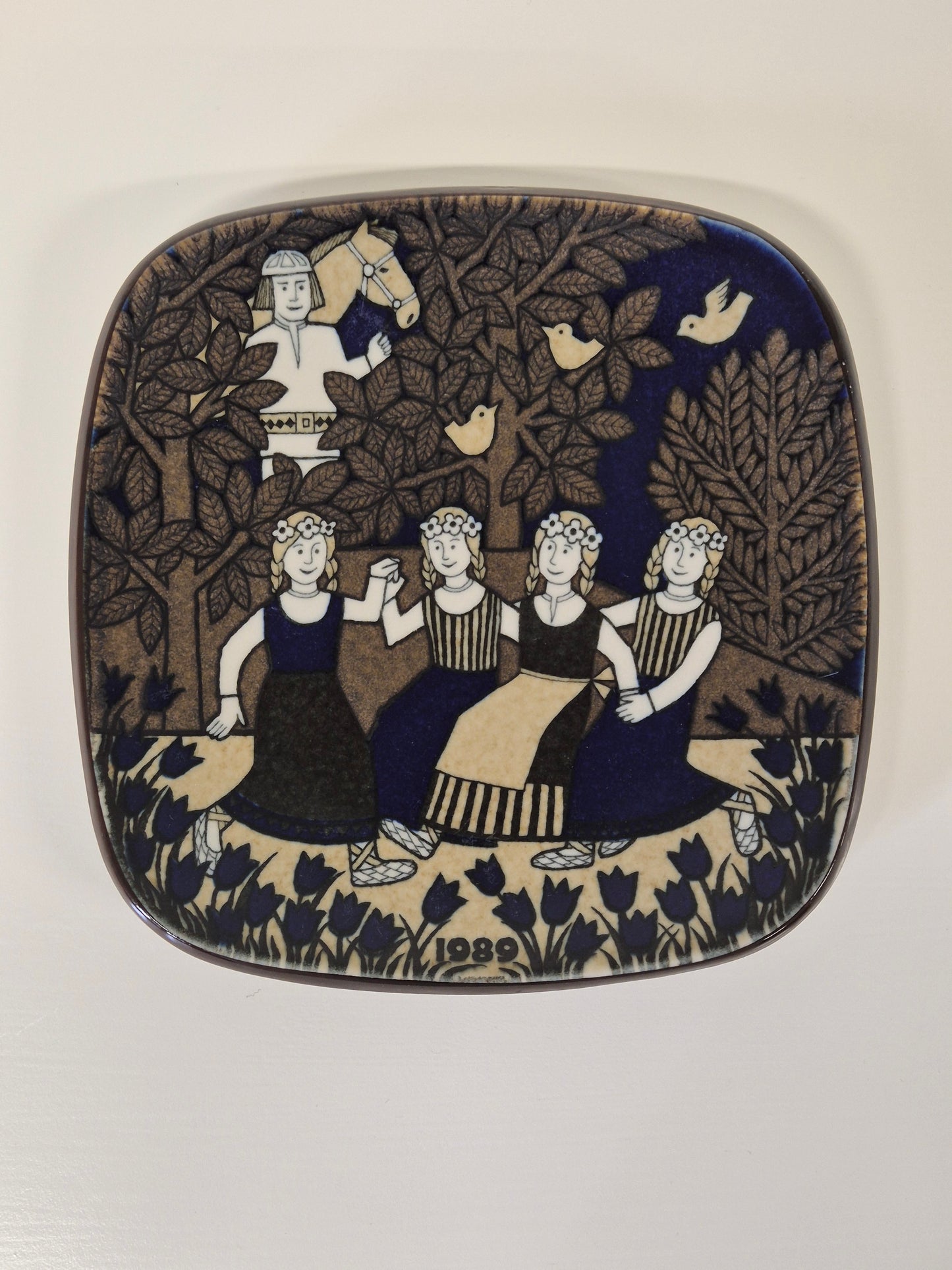 Arabia Kalevala Wall Plate 1989 – “Dance of the Maidens” by Raija Uosikkinen