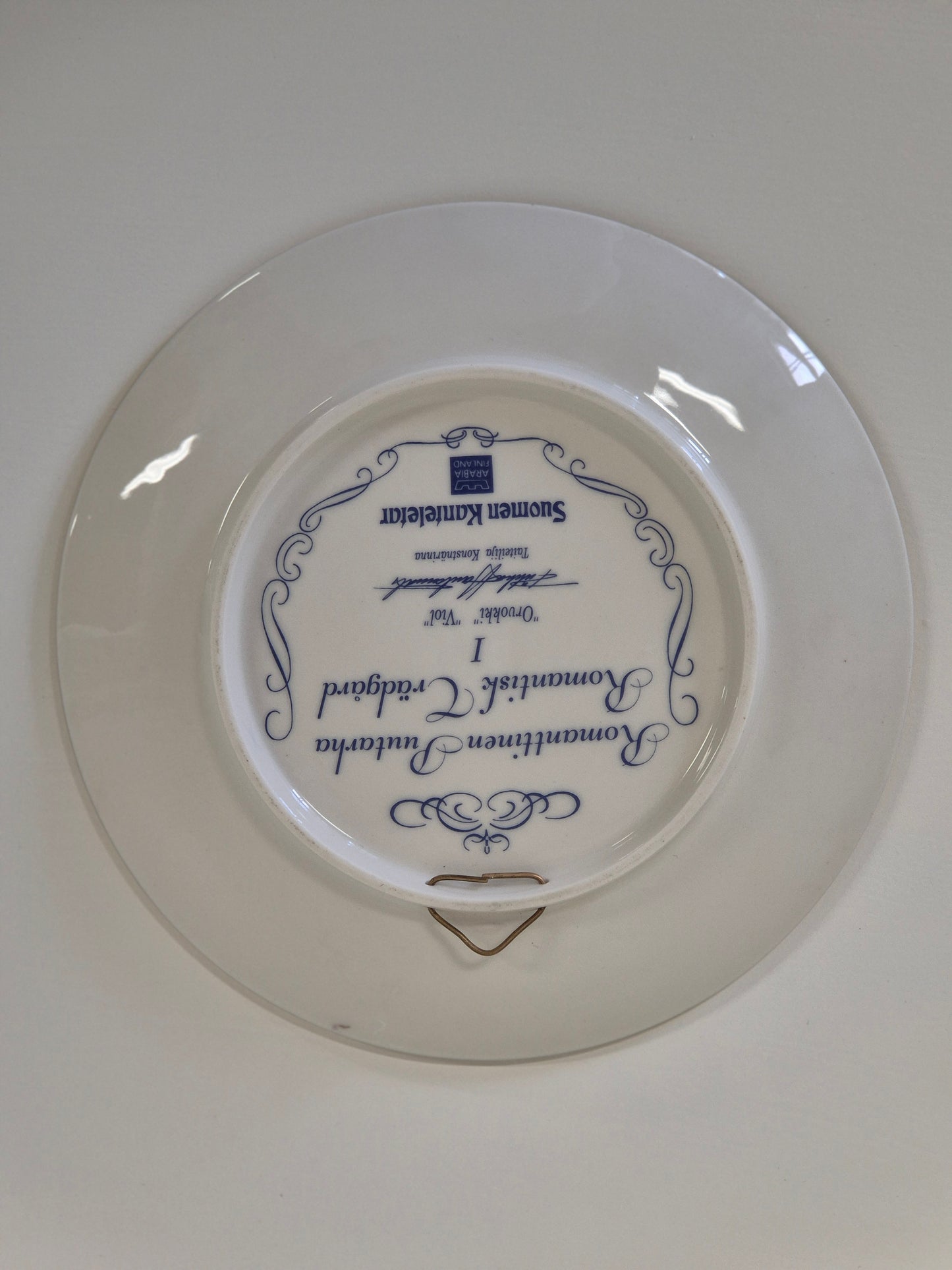 Vintage Arabia “Romantic Garden” Wall Plate – Riikka Hautamäki (1990)