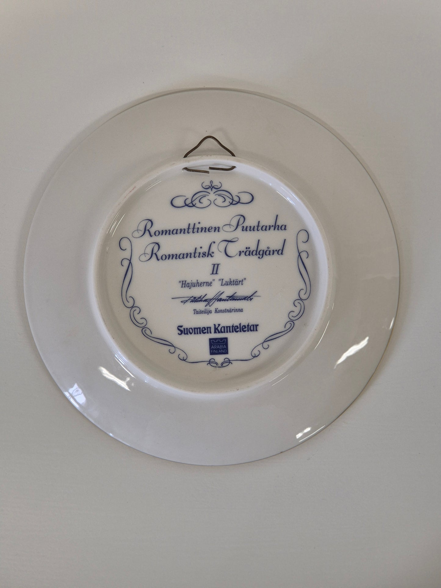 Vintage Arabia “Romantic Garden” Wall Plate – Riikka Hautamäki (1990)