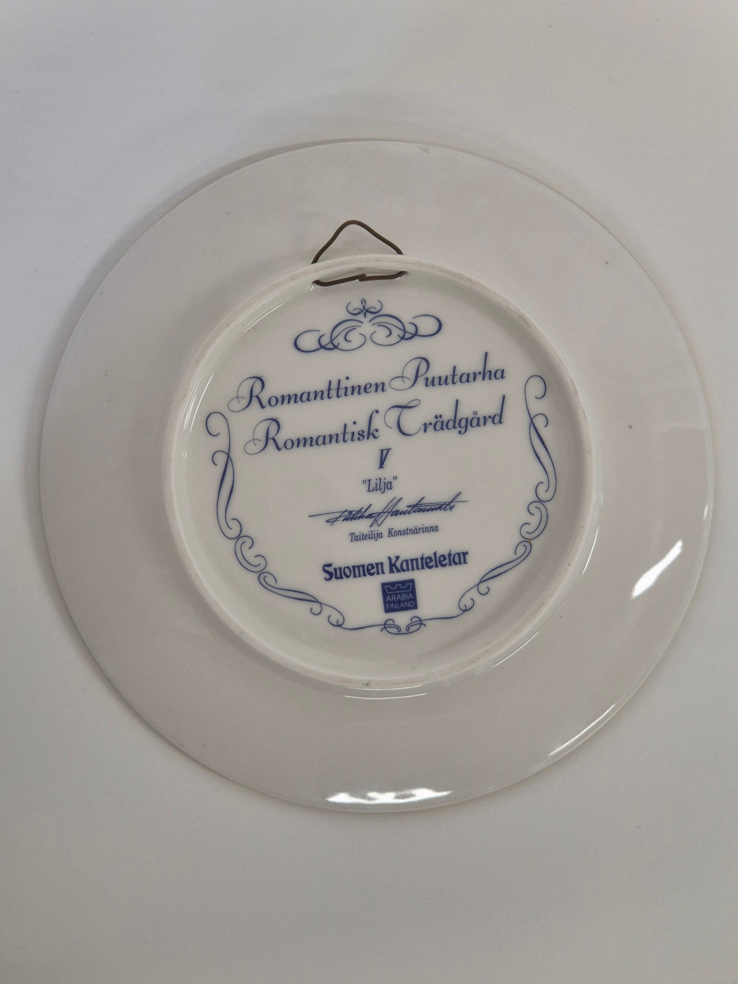 Vintage Arabia “Romantic Garden” Wall Plate – Riikka Hautamäki (1990)