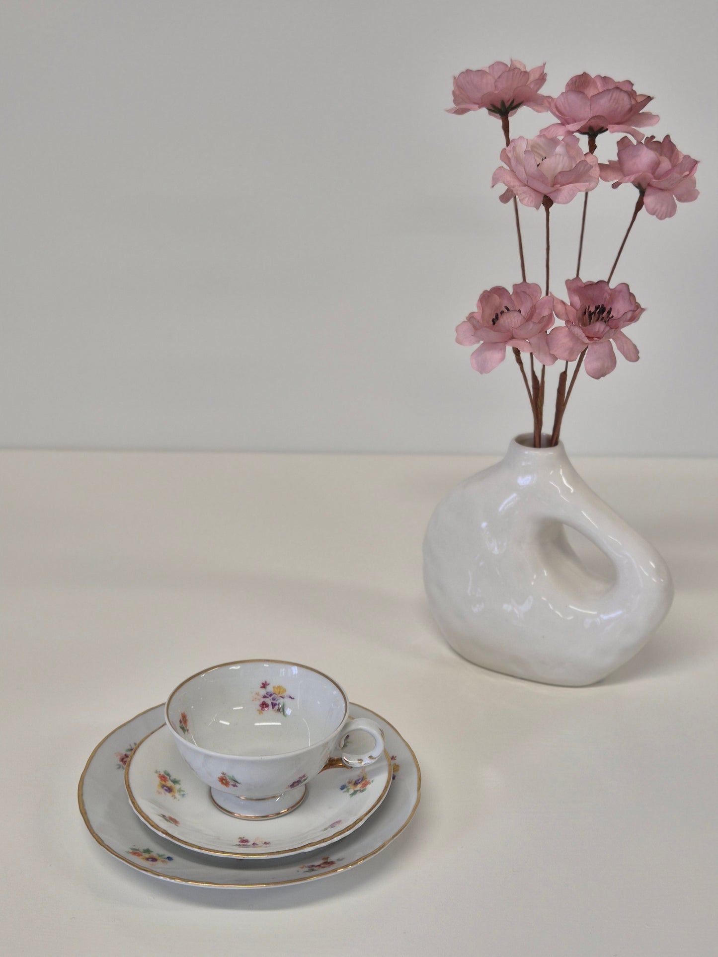 Tasse à café et soucoupe florale vintage Arabia Finland – Design par Svea Granlund