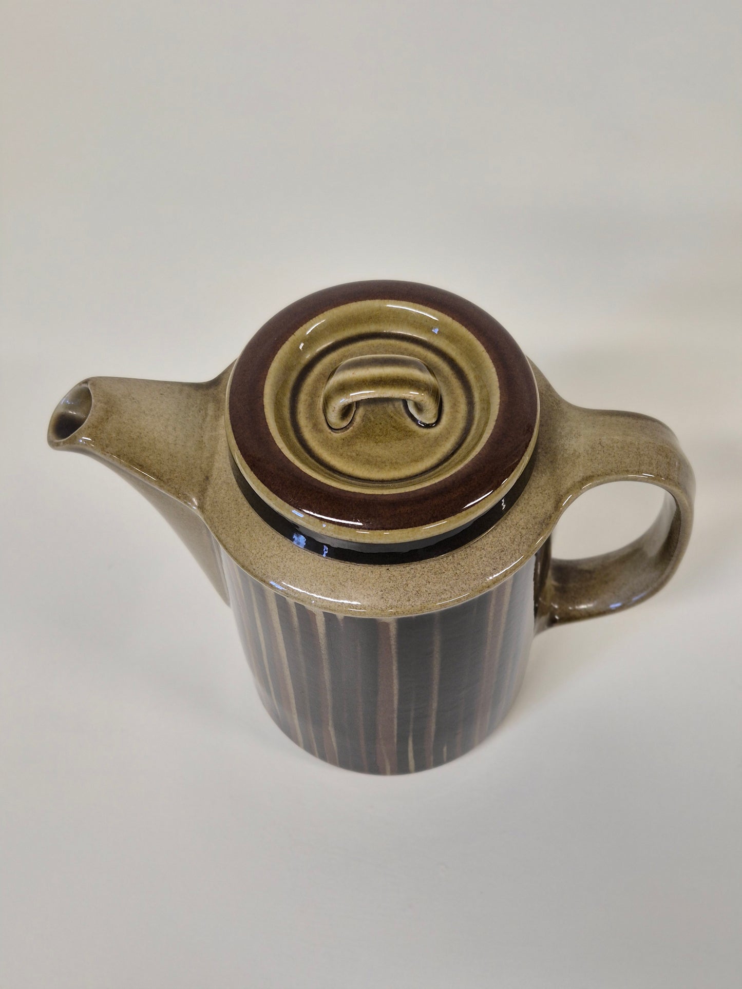 Arabia Kosmos Coffee Pot by Gunvor Olin-Grönqvist (1963–1976)