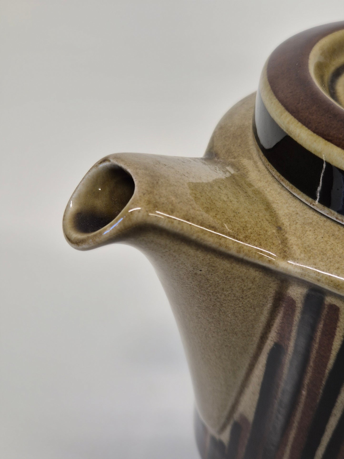 Arabia Kosmos Coffee Pot by Gunvor Olin-Grönqvist (1963–1976)
