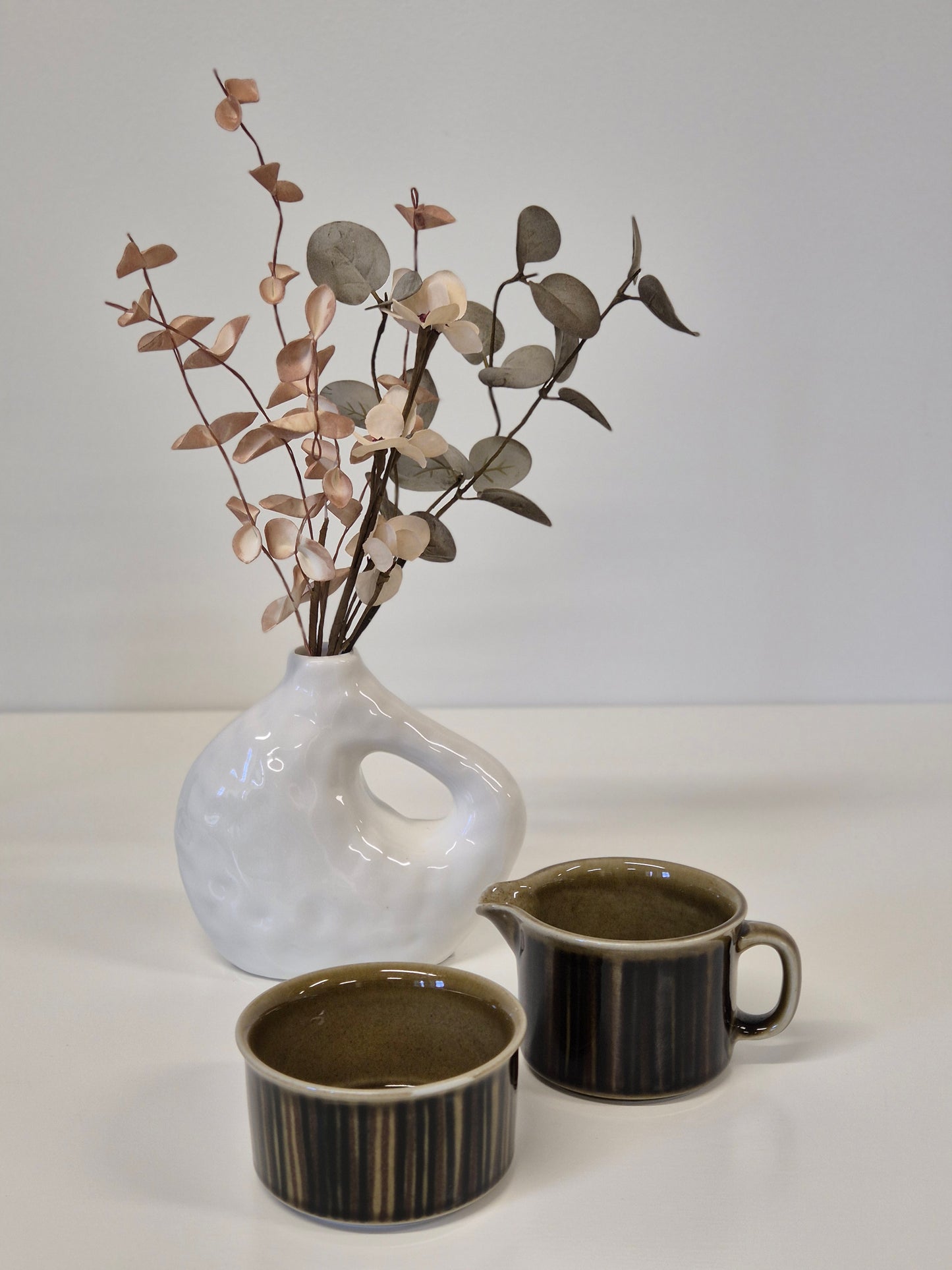 Arabia Kosmos Sugar Bowl and Creamer by Gunvor Olin-Grönqvist (1963–1976)