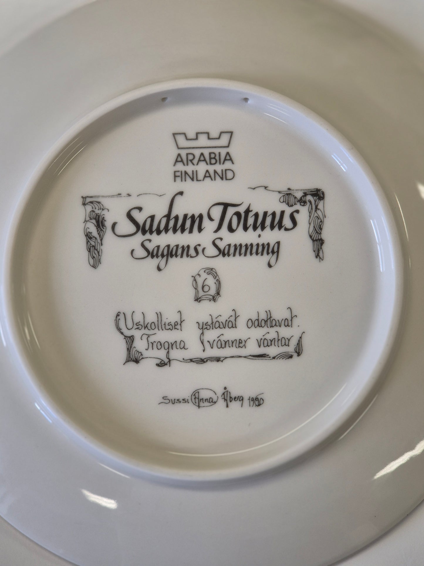 Arabia Sadun Totuus Wall Plate 1990 – Sussi Anna Åberg