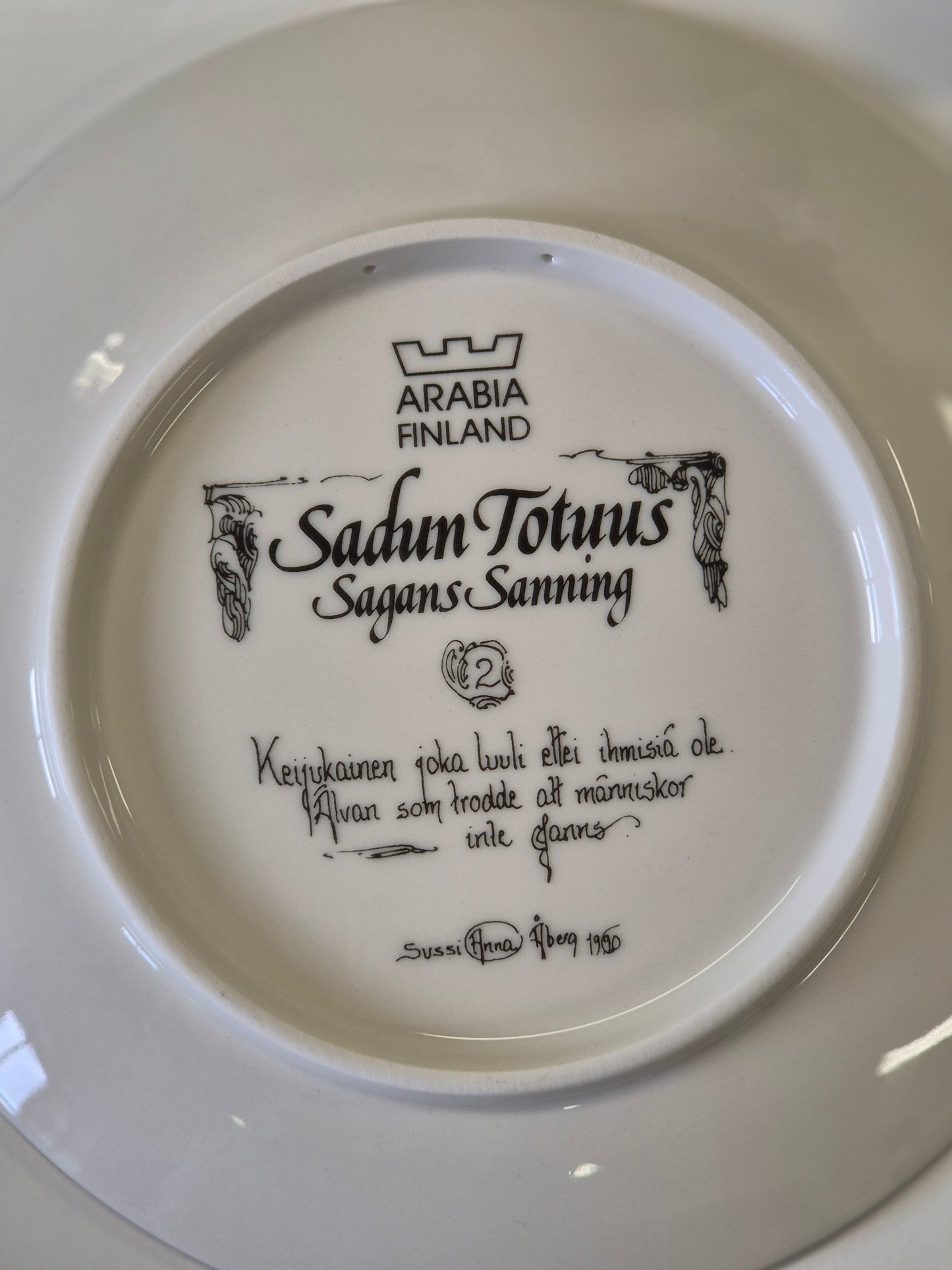 Arabia “Sadun totuus” wandbord – Ontworpen door Sussi Anna Åberg (1990)