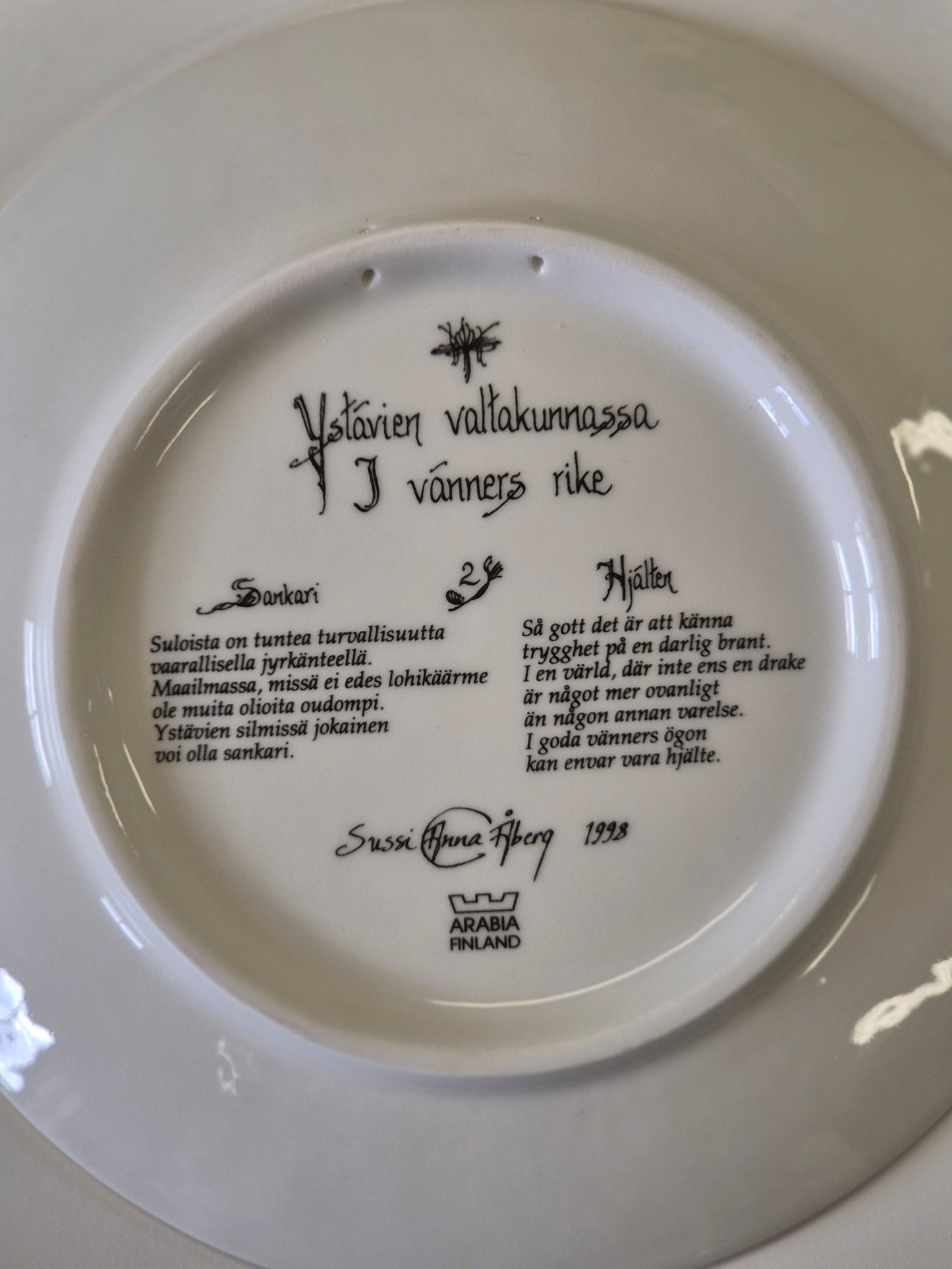 Arabia “Ystävien valtakunnassa” Wandbord – Sussi Anna Åberg (1998)