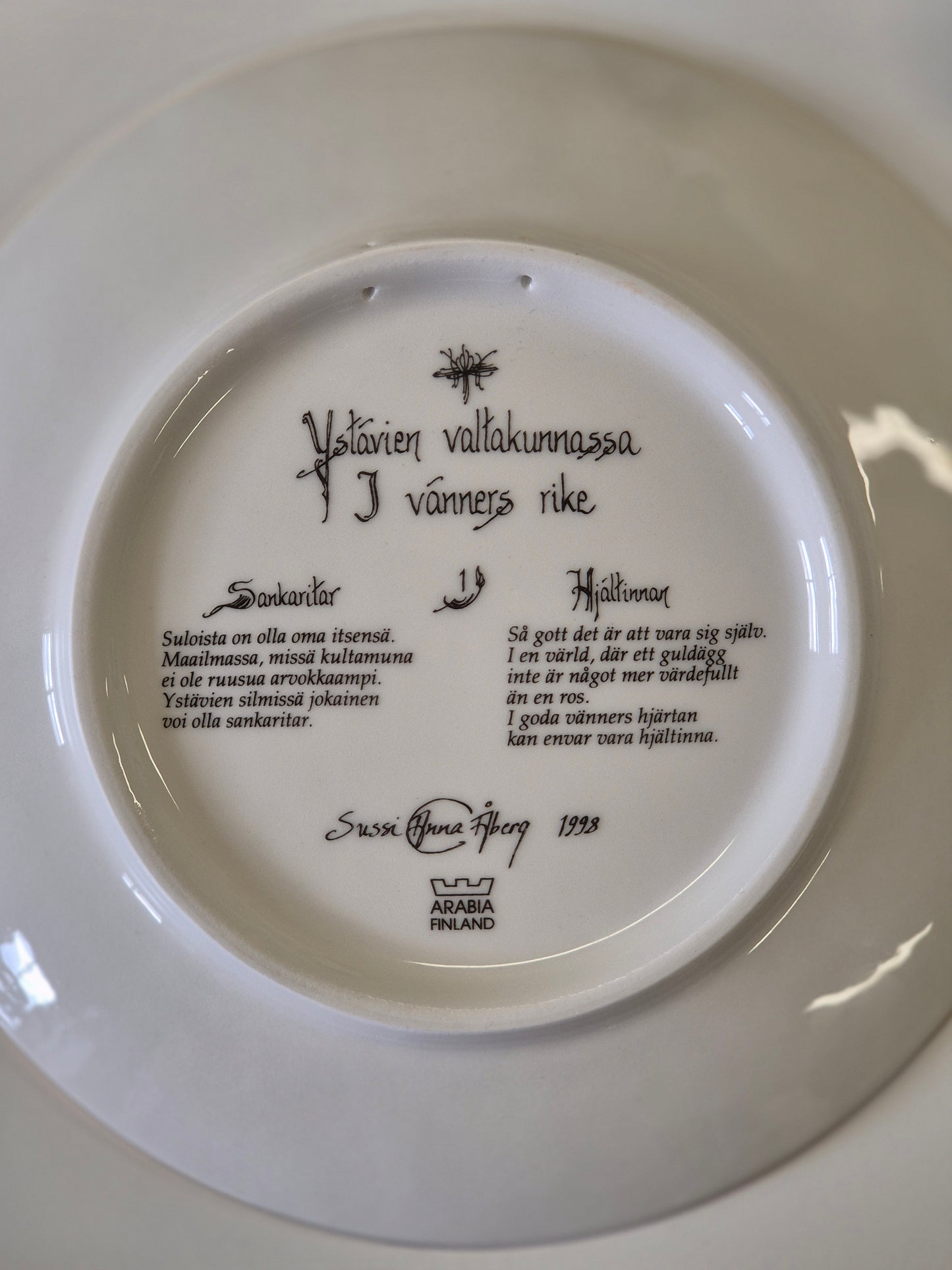 Arabia “Ystävien valtakunnassa” Wandbord – Sussi Anna Åberg (1998)