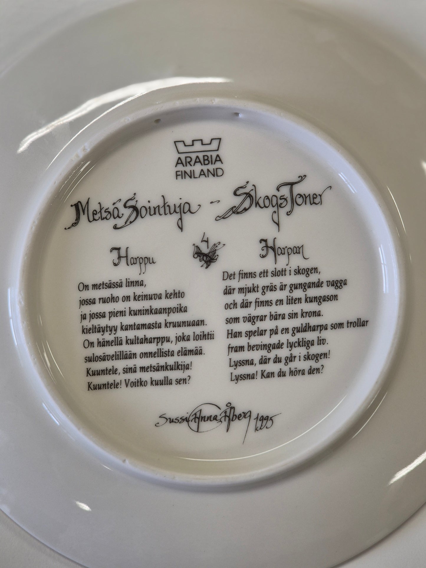Arabia Metsäsointuja Wall Plate - Sussi Anna Åberg / 1995
