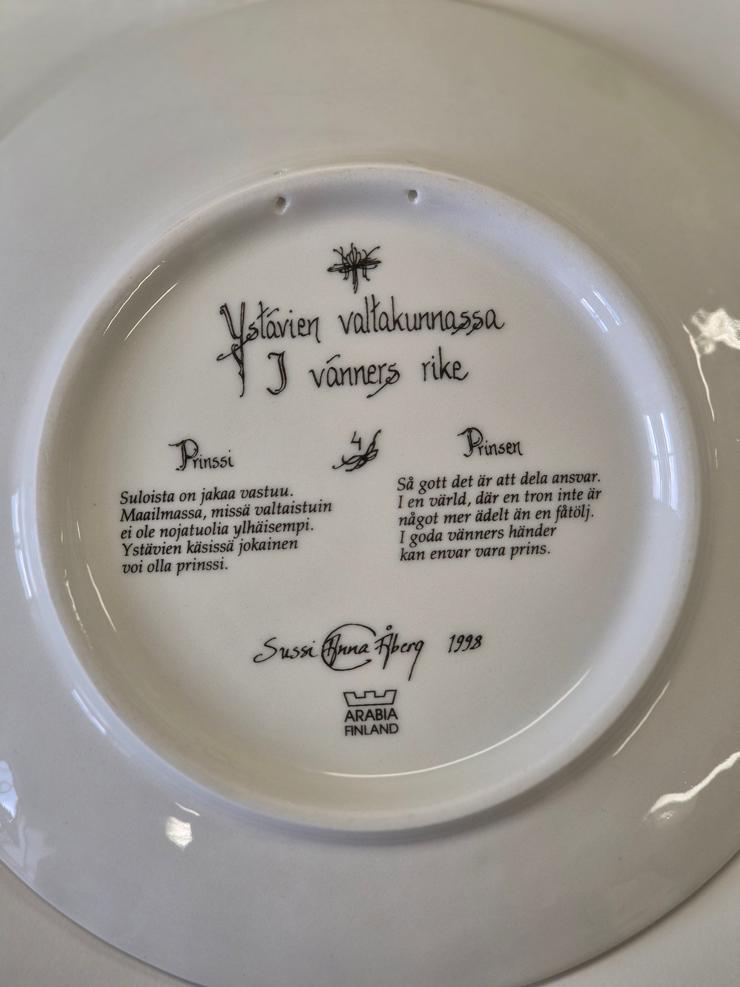 Plaque murale Arabia « Ystävien valtakunnassa » – Sussi Anna Åberg (1998)