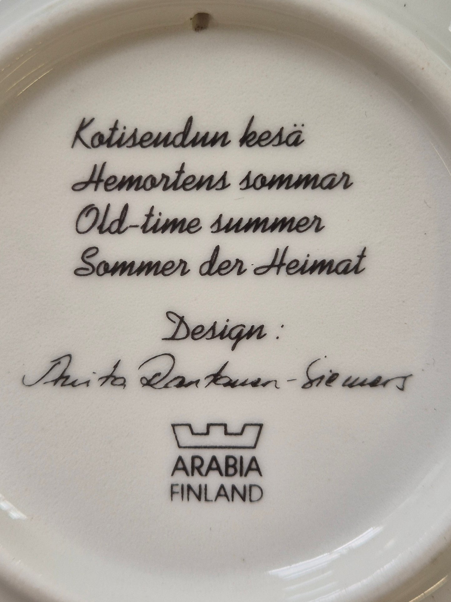 Arabia Finland "Kotiseutu" Wall Plate – Anita Rantanen-Siewers (1995)