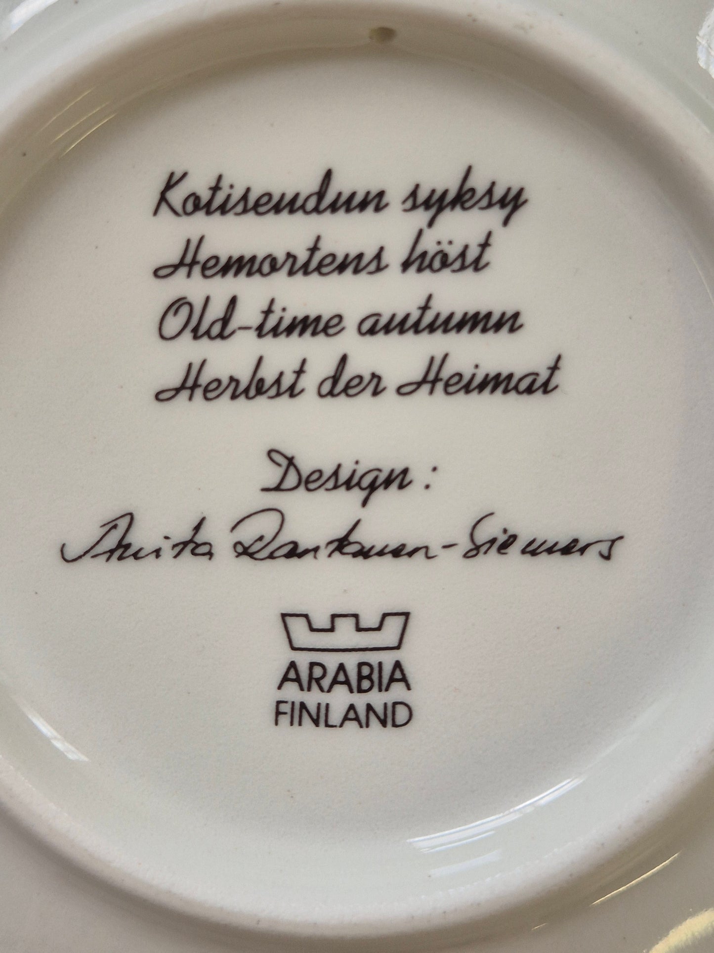 Arabia “Kotiseutu” Wall Plate – Anita Rantanen-Siewers (1995)