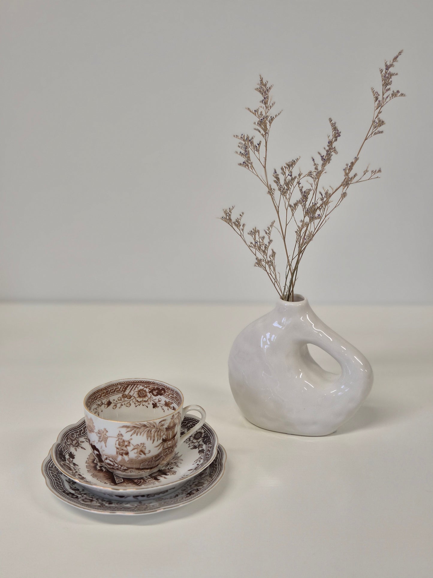 Arabia Finland “Singapore” Trio – Koffiekopje, schoteltje en gebaksbordje (1964–1975)