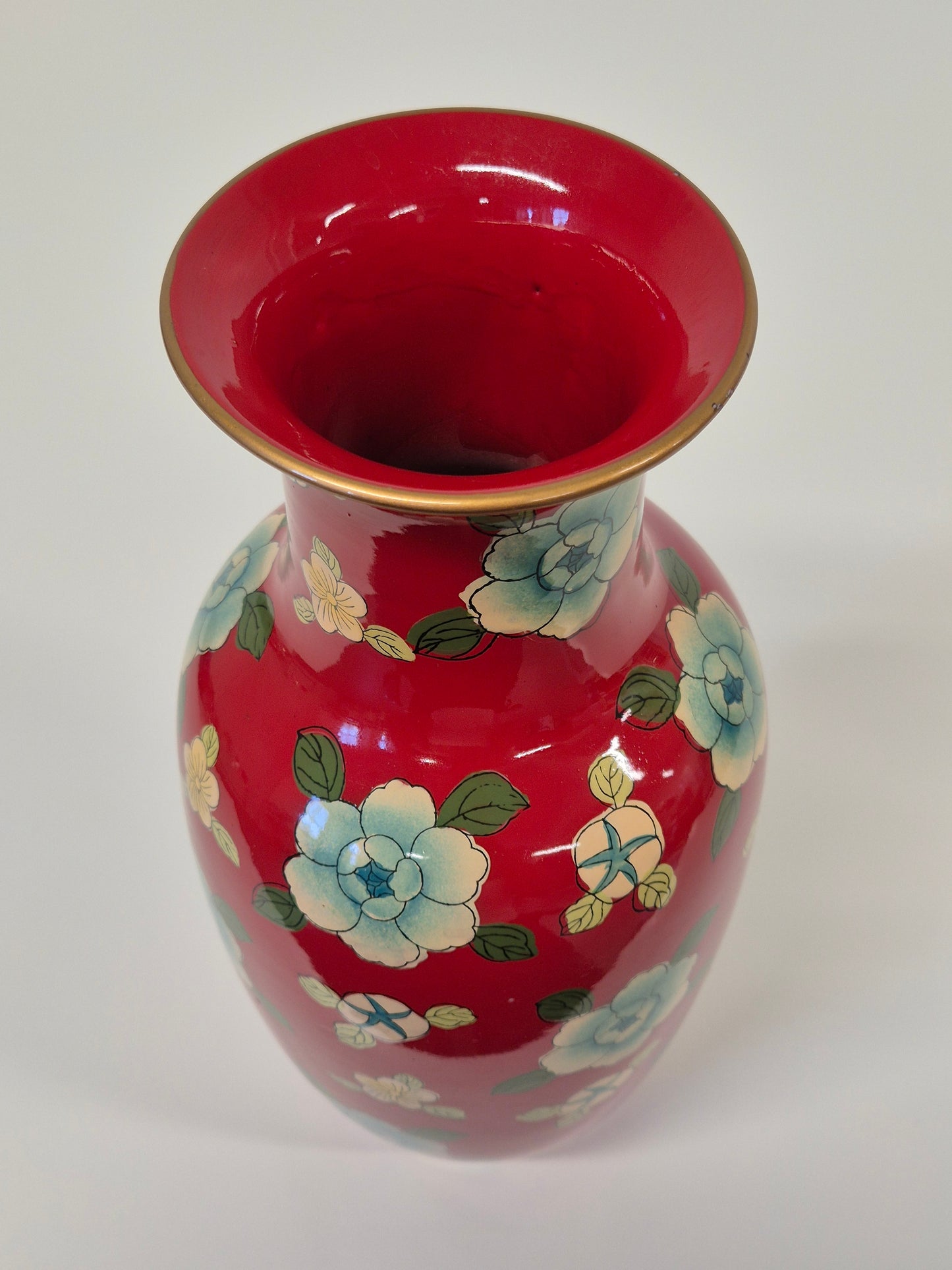 Vintage vaas in cloisonné-stijl – decoratief emaille bloemmotief