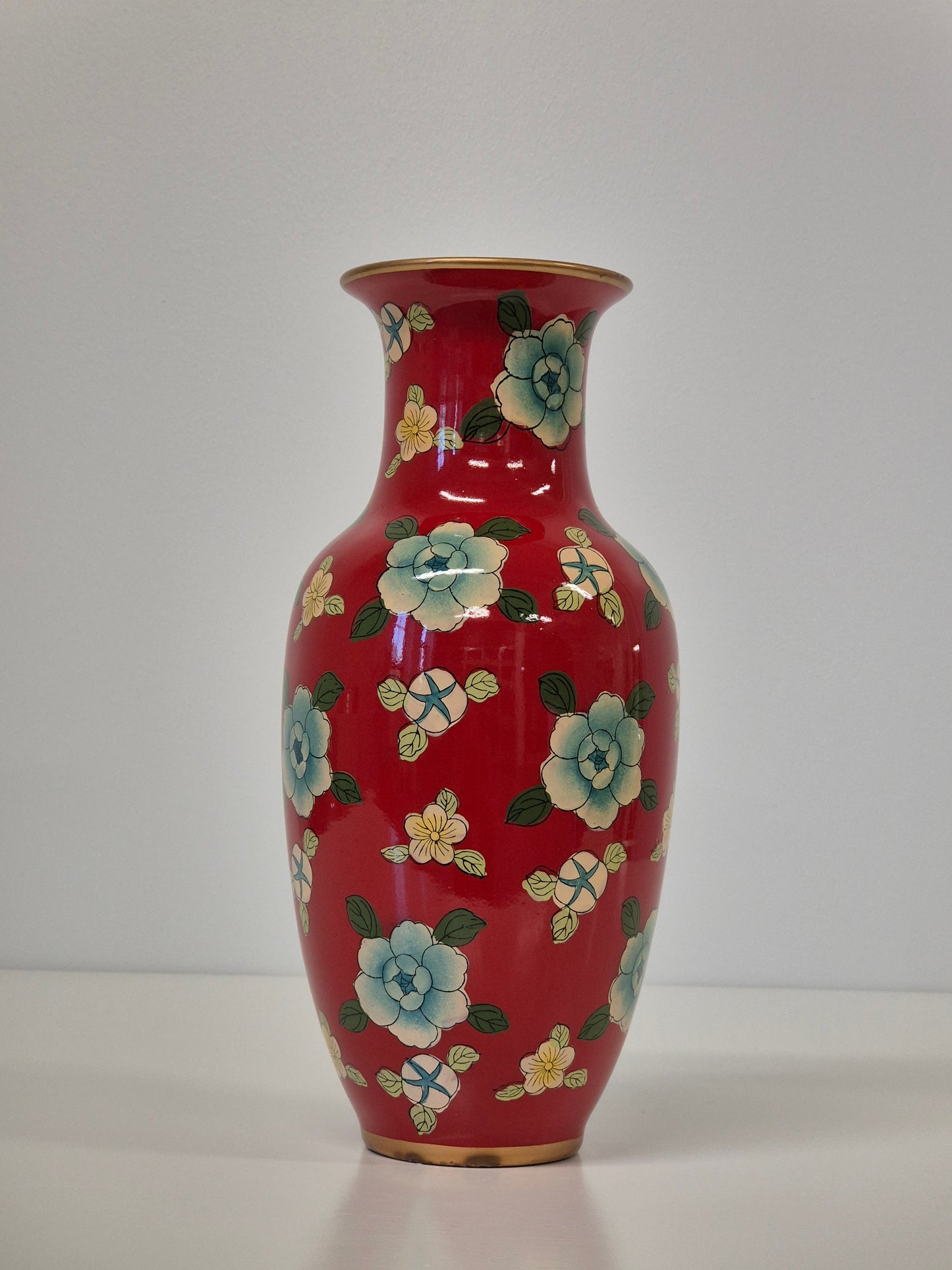 Vintage vaas in cloisonné-stijl – decoratief emaille bloemmotief
