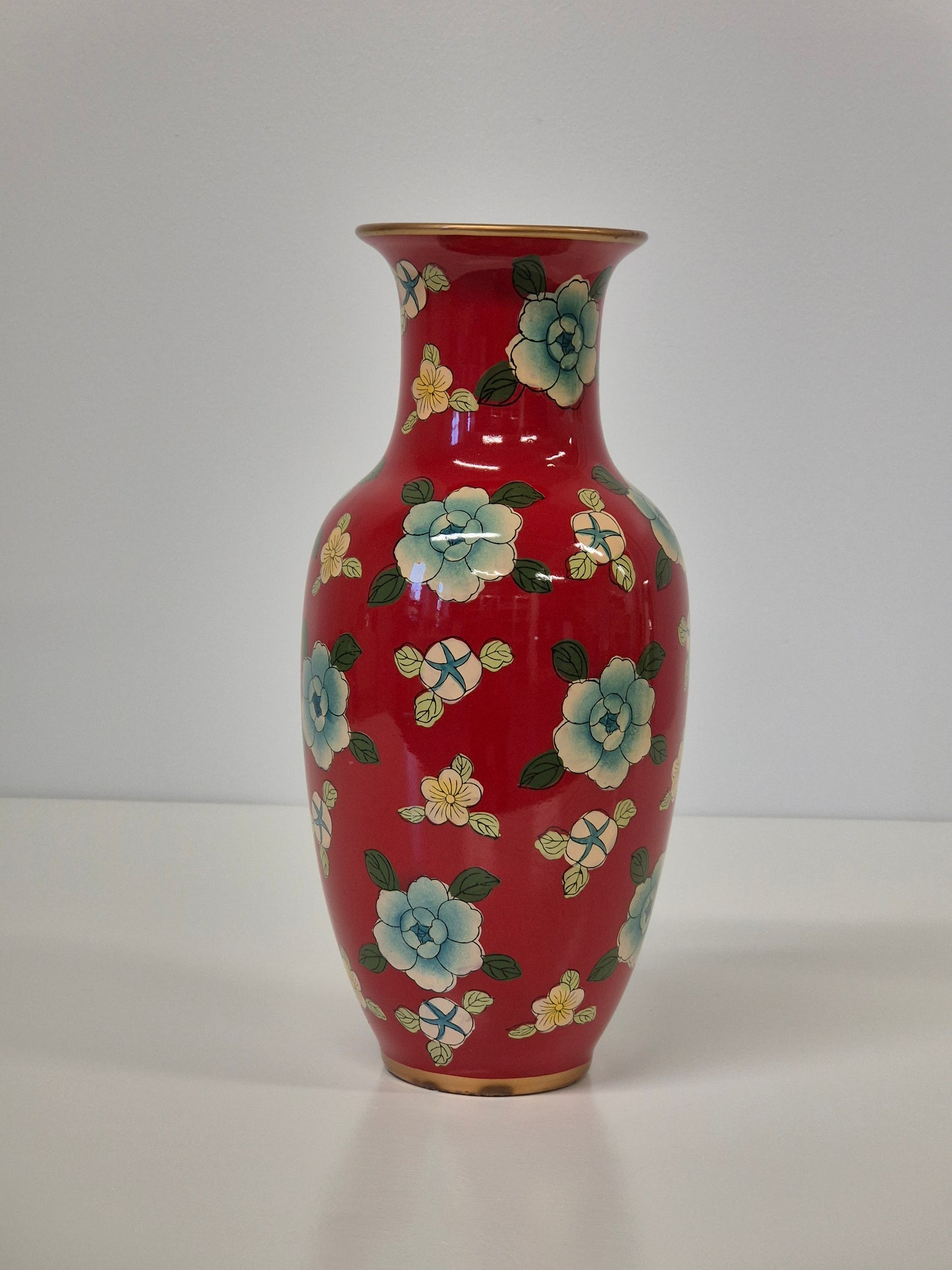 Vintage vaas in cloisonné-stijl – decoratief emaille bloemmotief