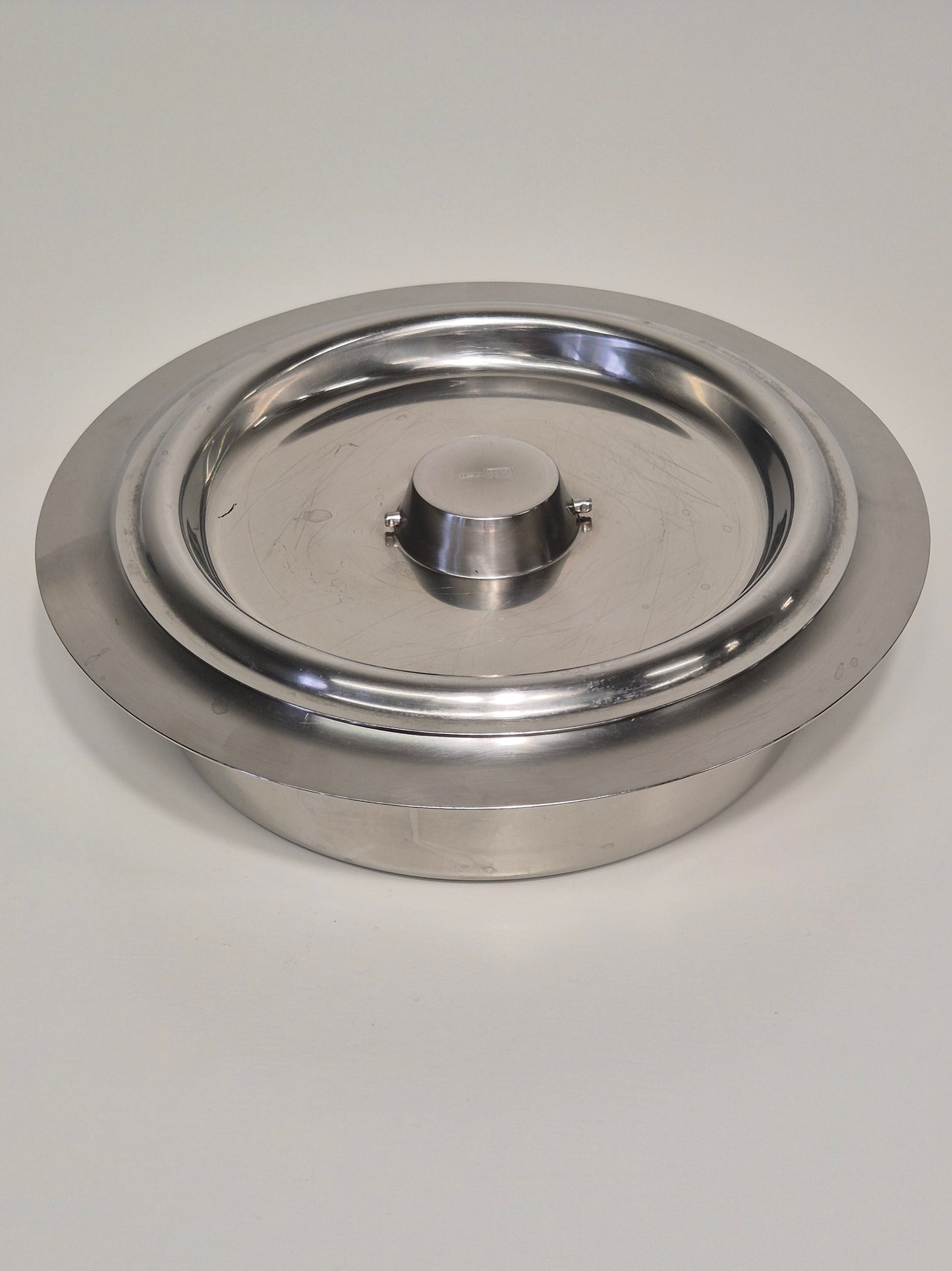 Plat de service Bertel Gardberg – Acier inoxydable, Sorsakoski & Fiskars – Fin des années 1900