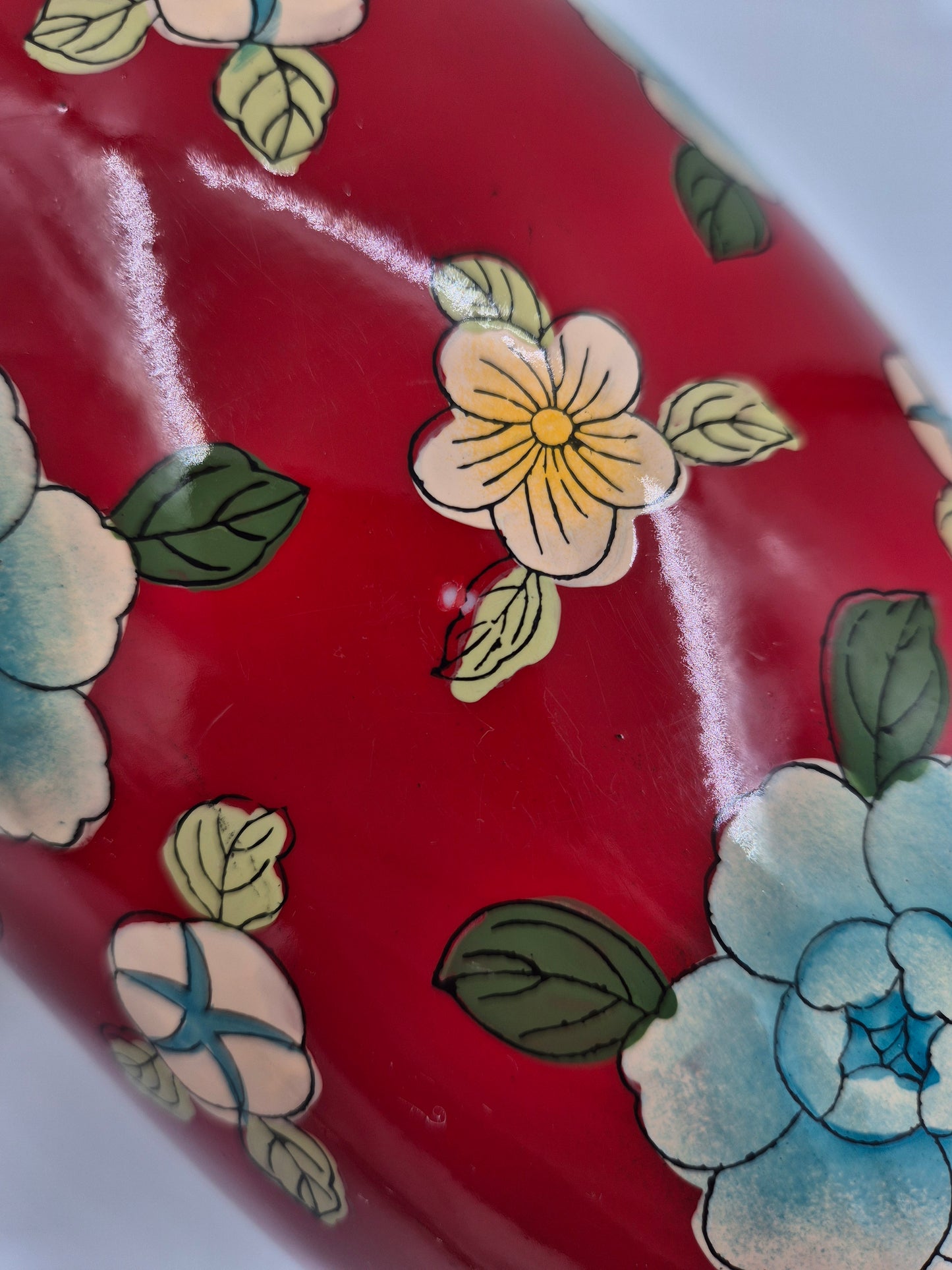Vintage vaas in cloisonné-stijl – decoratief emaille bloemmotief