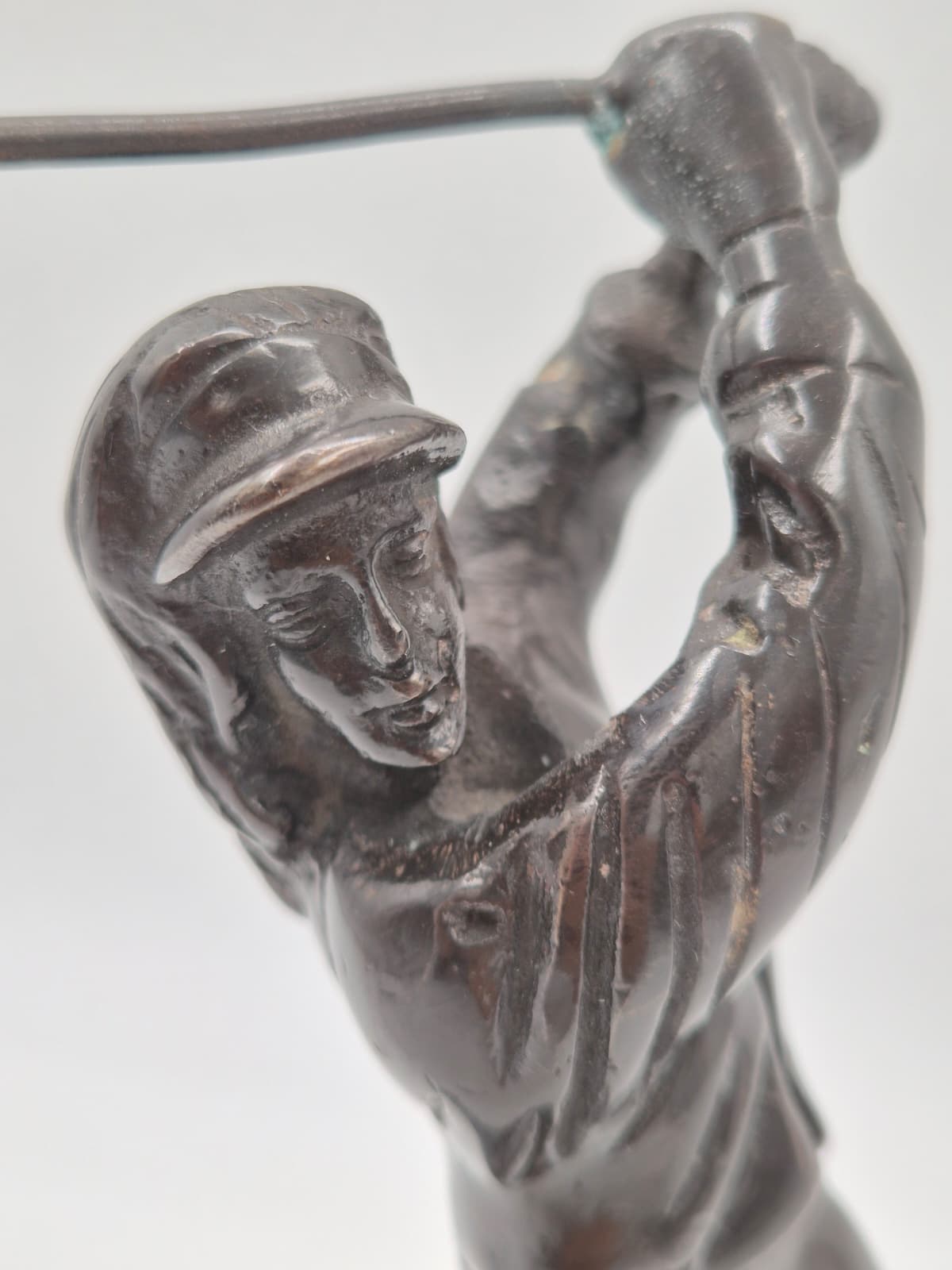 Vintage bronzen beeldje van een vrouwelijke golfer – een sportsculptuur uit het midden van de vorige eeuw