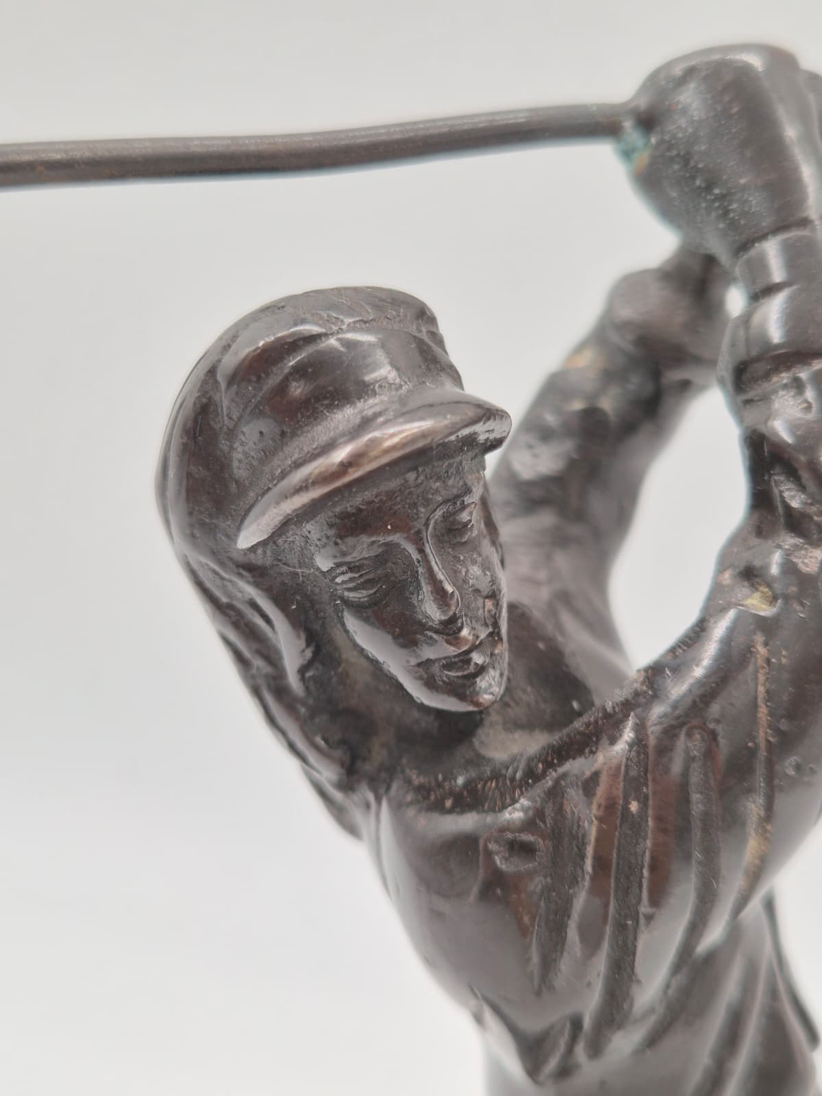 Vintage bronzen beeldje van een vrouwelijke golfer – een sportsculptuur uit het midden van de vorige eeuw
