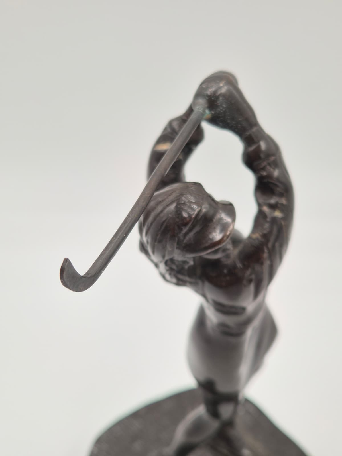 Vintage bronzen beeldje van een vrouwelijke golfer – een sportsculptuur uit het midden van de vorige eeuw