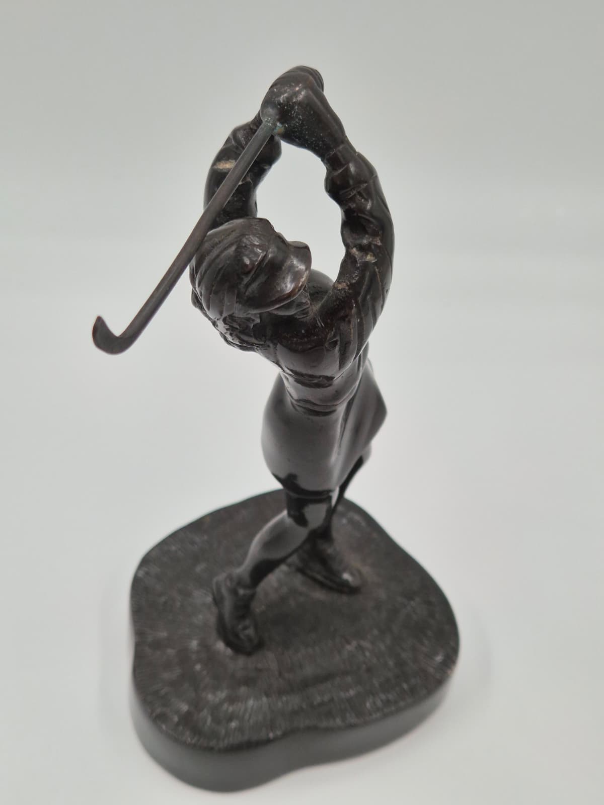 Vintage bronzen beeldje van een vrouwelijke golfer – een sportsculptuur uit het midden van de vorige eeuw