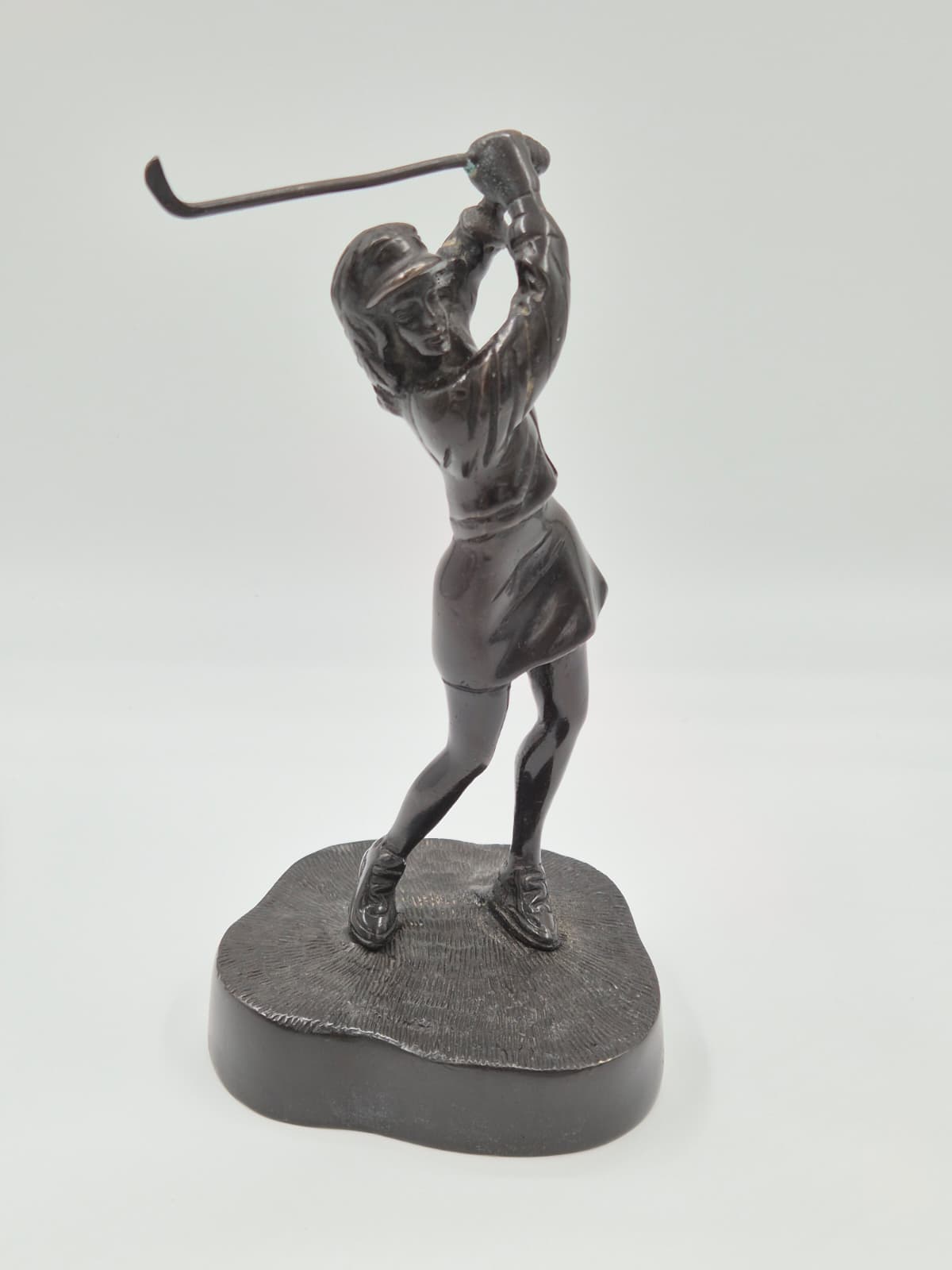 Vintage bronzen beeldje van een vrouwelijke golfer – een sportsculptuur uit het midden van de vorige eeuw