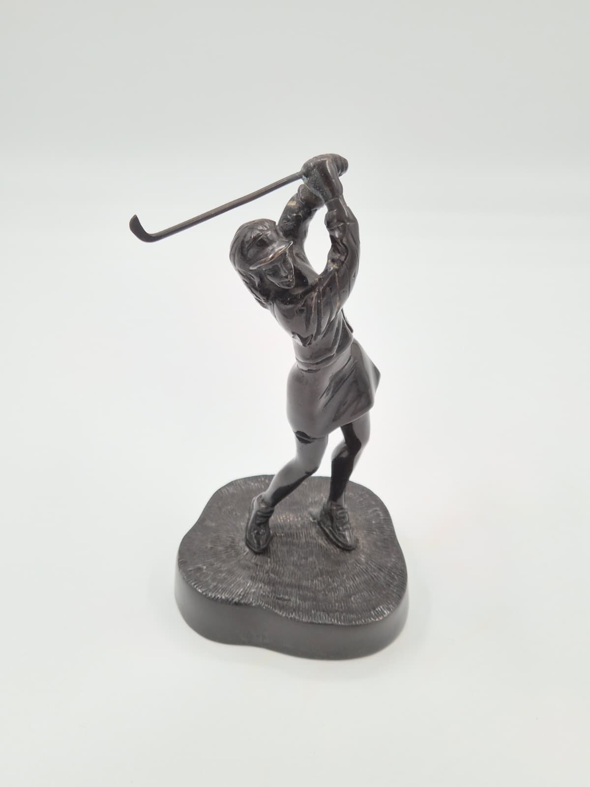 Vintage bronzen beeldje van een vrouwelijke golfer – een sportsculptuur uit het midden van de vorige eeuw