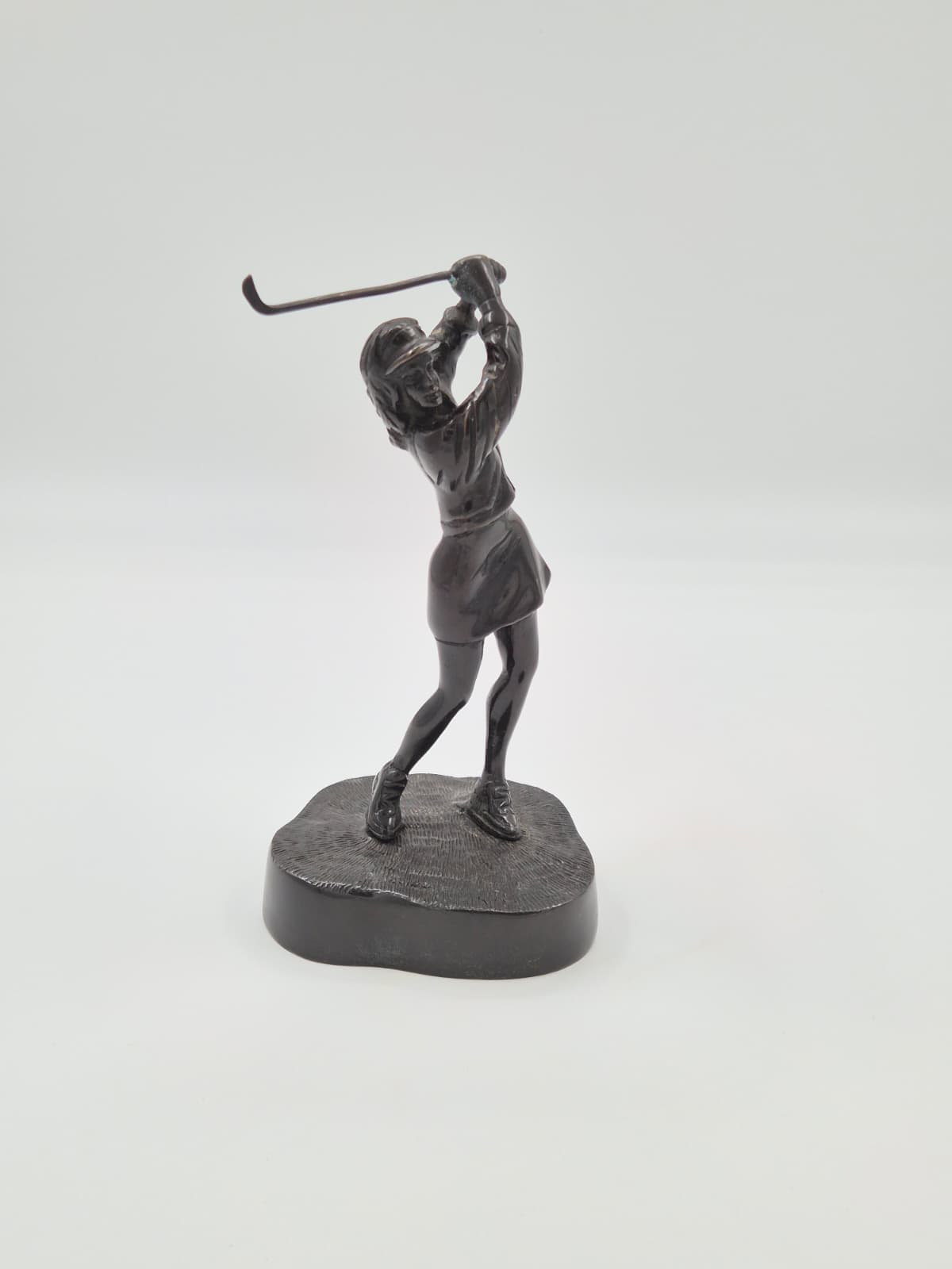 Vintage bronzen beeldje van een vrouwelijke golfer – een sportsculptuur uit het midden van de vorige eeuw