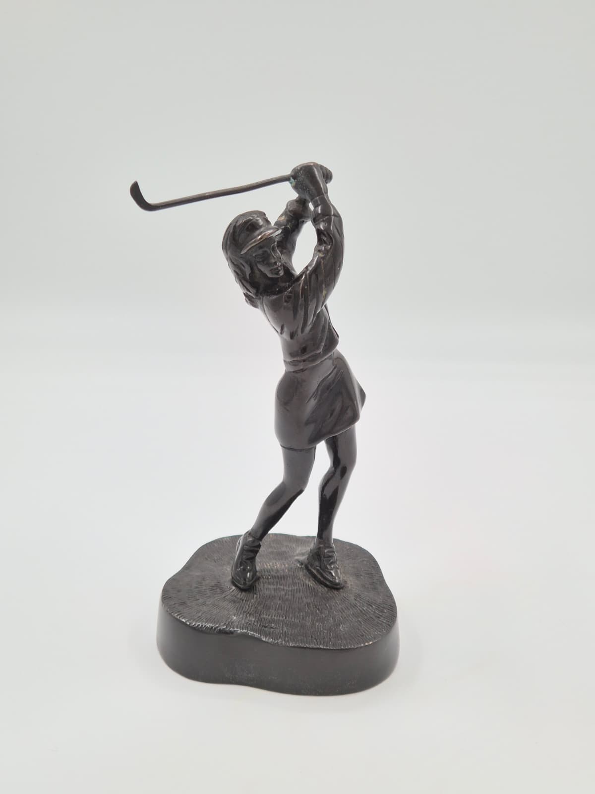 Vintage bronzen beeldje van een vrouwelijke golfer – een sportsculptuur uit het midden van de vorige eeuw