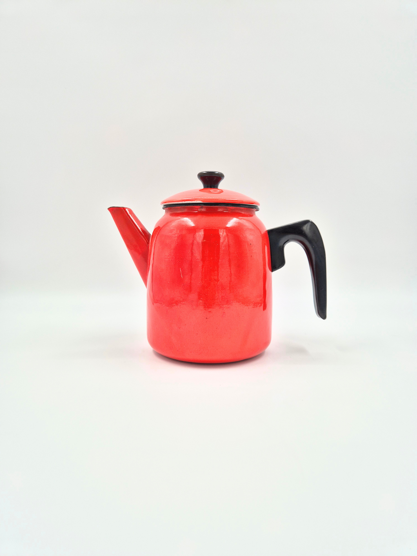 Vintage Red Enamel Coffee Pot – Classic Retro Kitchenware