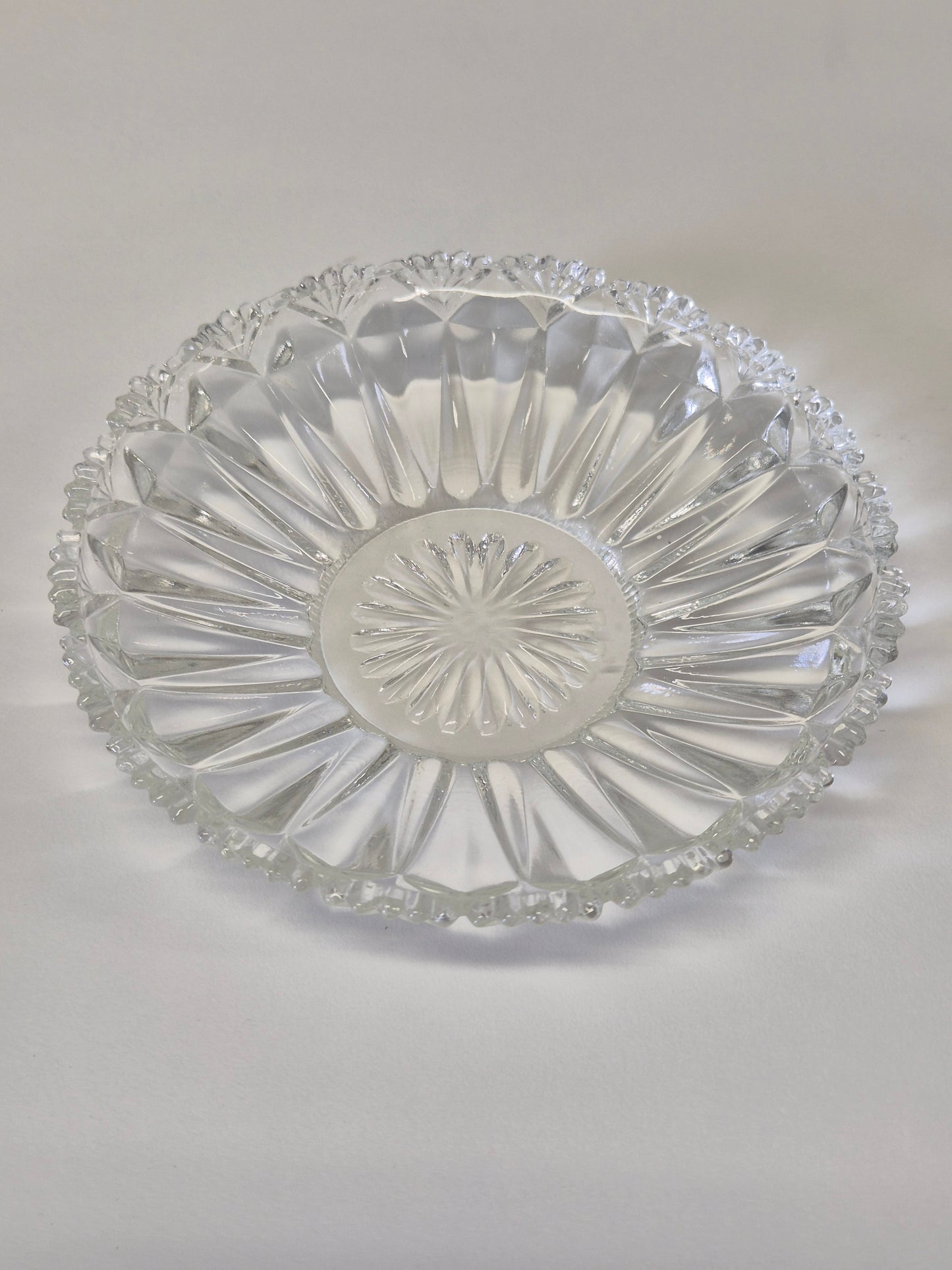 Vintage glazen dessertbord - elegant geperst glas