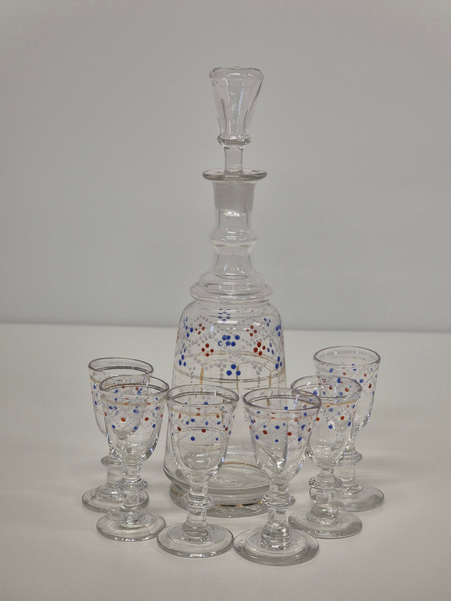 Handbeschilderde antieke karaf en 6 glazen - decoratieve glaswerkset