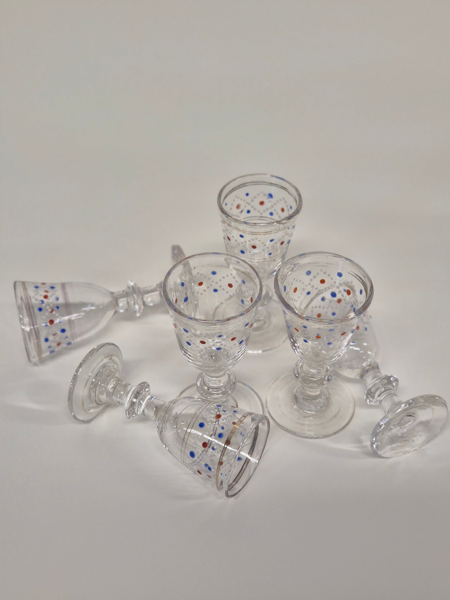 Handbeschilderde antieke karaf en 6 glazen - decoratieve glaswerkset