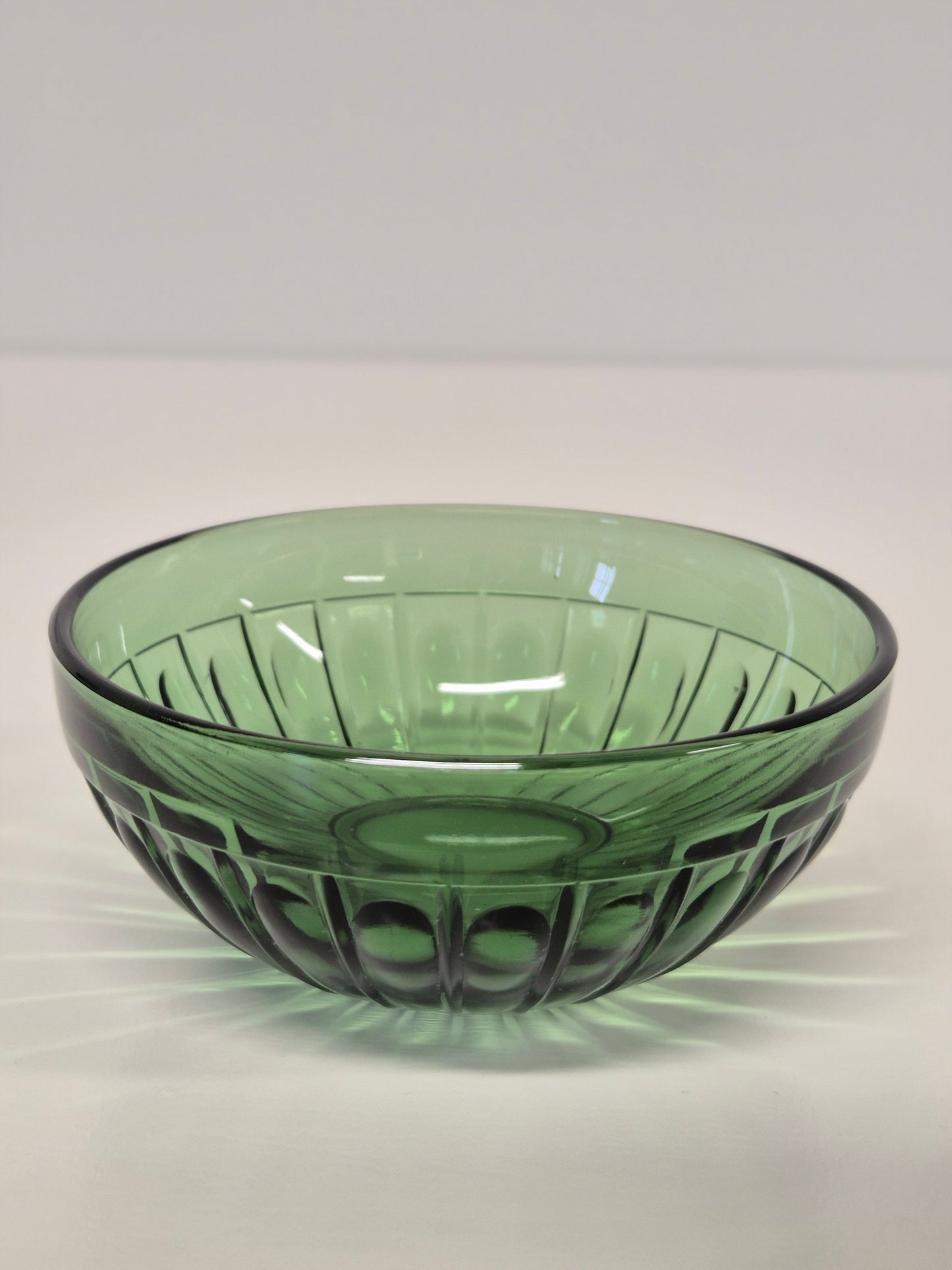 Vintage groene glazen dessertkom – Scandinavisch servies uit het midden van de vorige eeuw