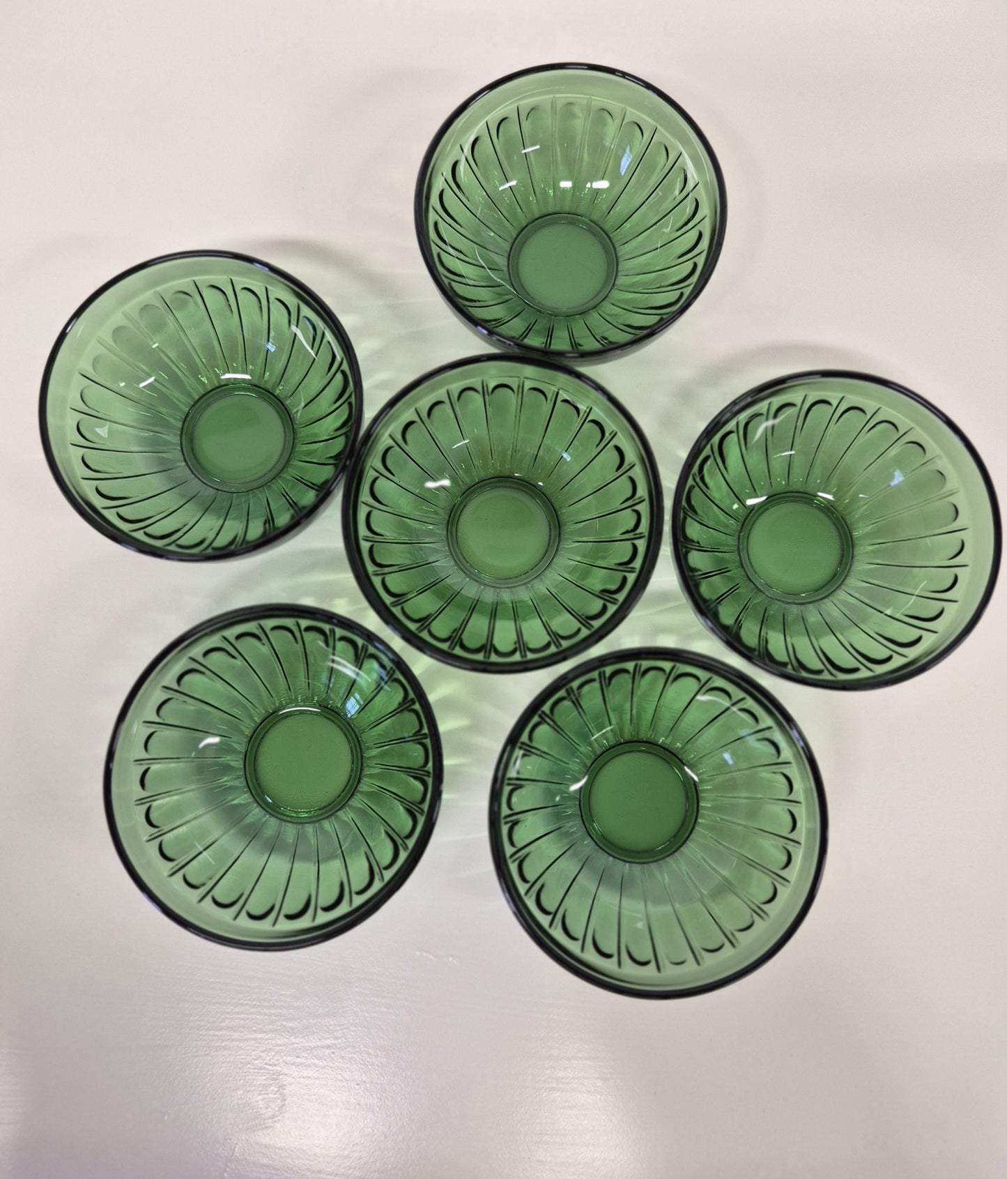 Vintage groene glazen dessertkom – Scandinavisch servies uit het midden van de vorige eeuw