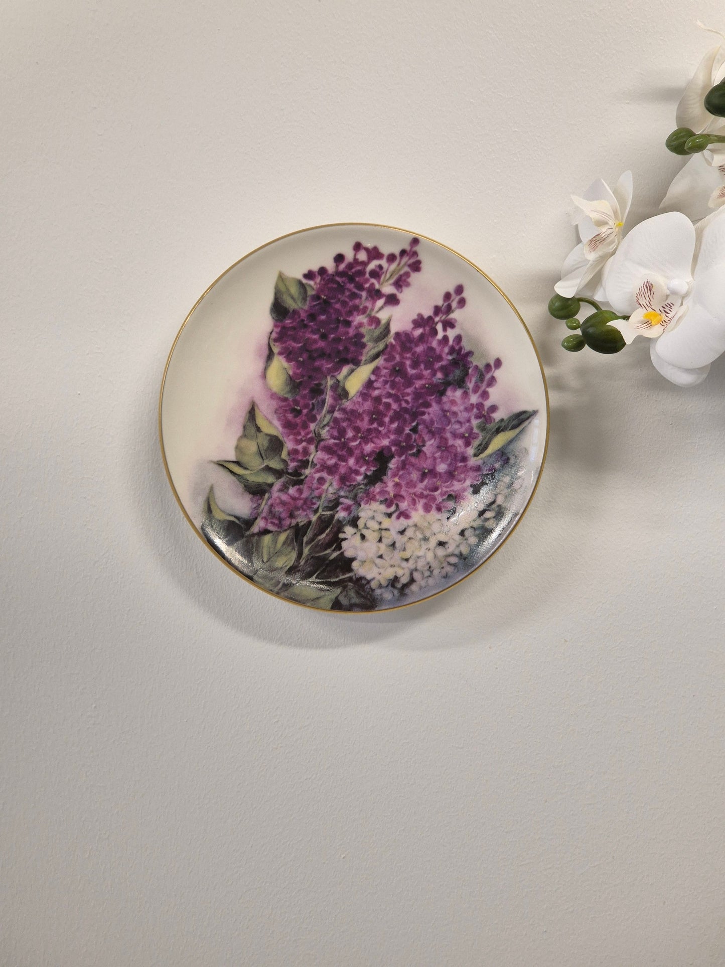 Arabia "Romantic Garden" Wall Plate – “Scented Peas” by Riikka Hautamäki