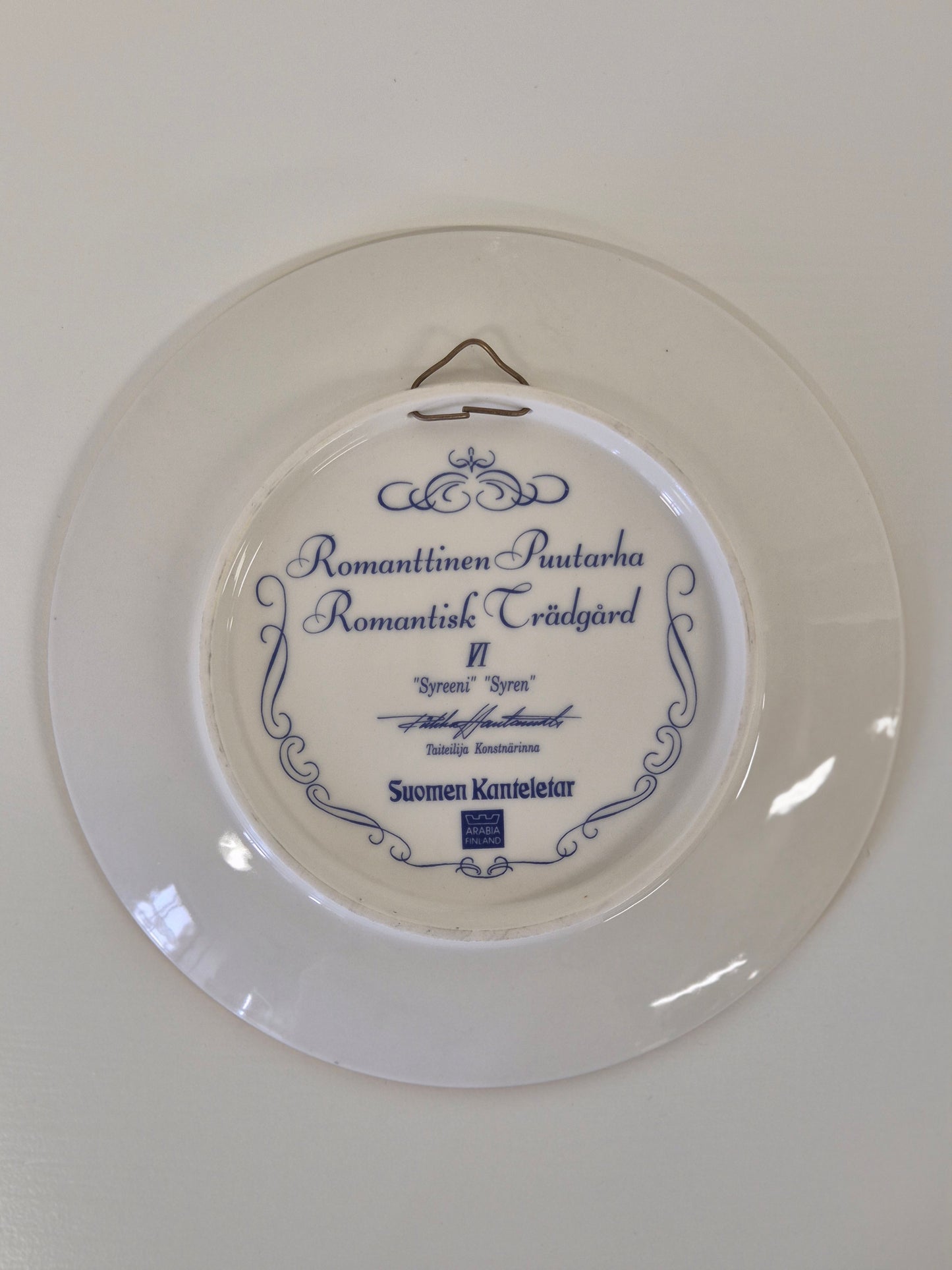 Arabia "Romantic Garden" Wall Plate – “Scented Peas” by Riikka Hautamäki
