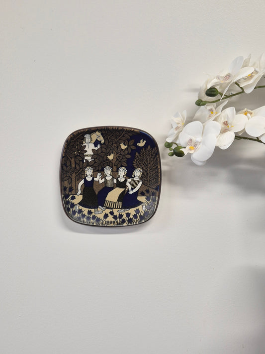 Arabia Kalevala Wall Plate 1989 – “Dance of the Maidens” by Raija Uosikkinen