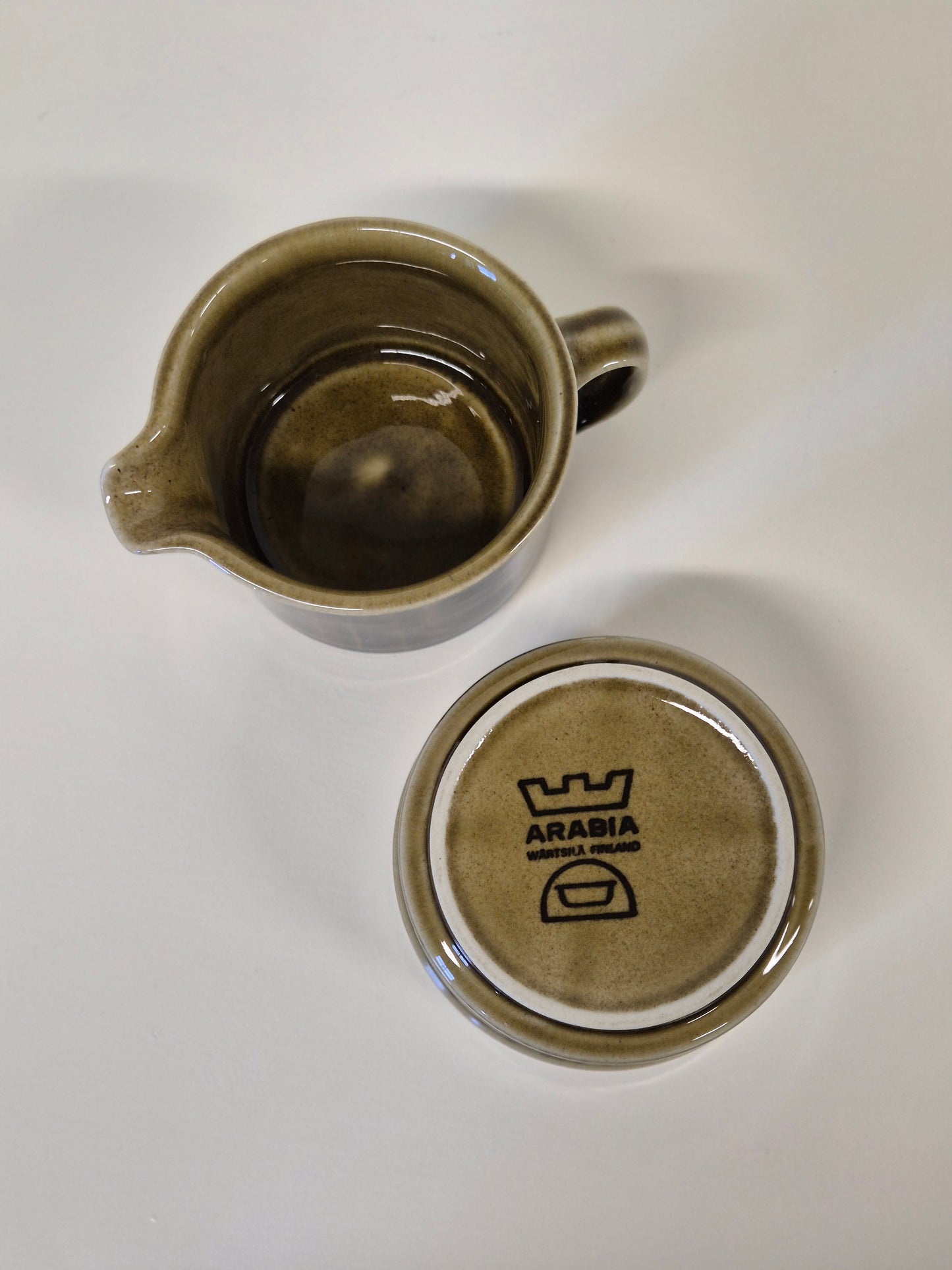 Arabia Kosmos Sugar Bowl and Creamer by Gunvor Olin-Grönqvist (1963–1976)