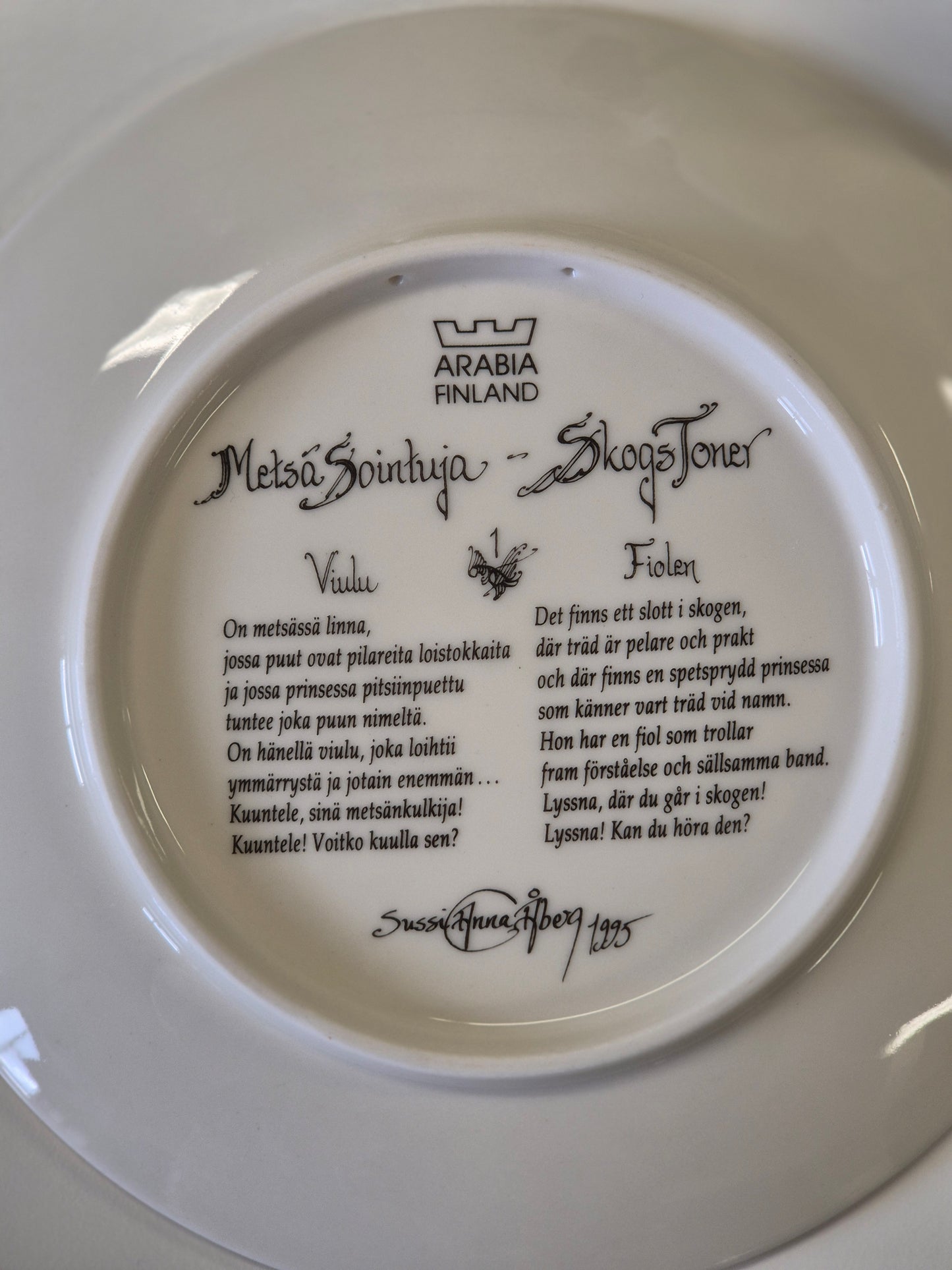 Arabia “Metsäsointuja” wandbord – Sussi Anna Åberg (1995)