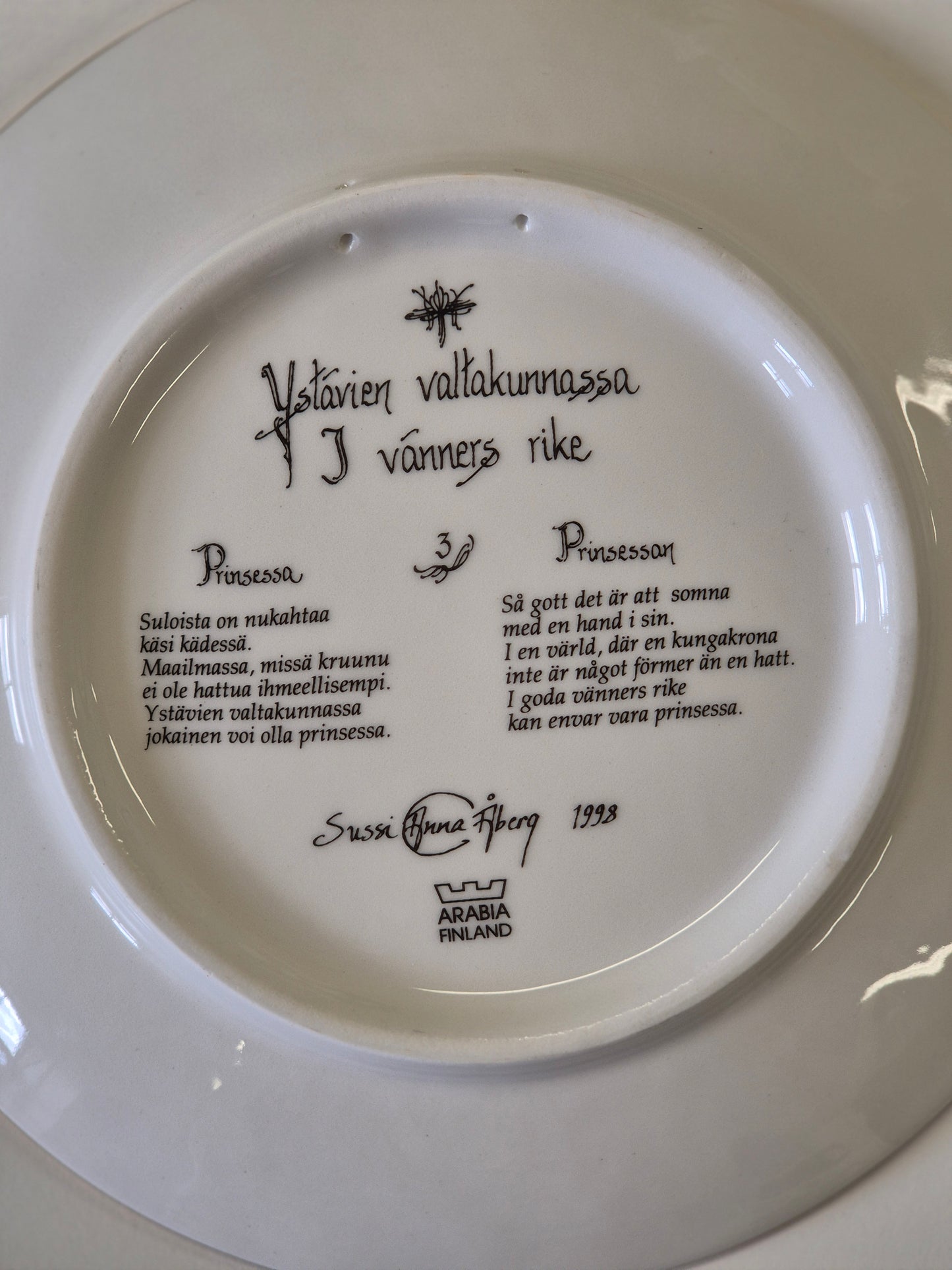 Arabia “Ystävien valtakunnassa” Wandbord – Sussi Anna Åberg (1998)